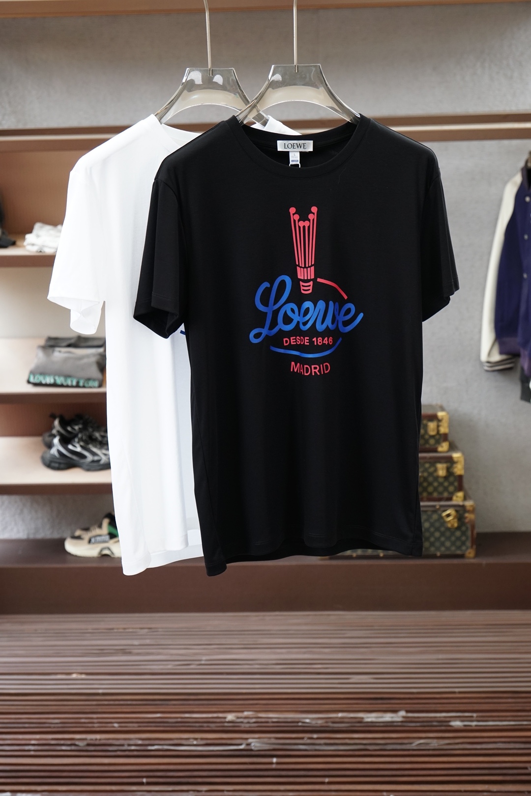 NO:843358,Loewe, 26 new product counter purchasing agent, high version, quality, grade A, 26/S summer counter, the latest round neck short sleeves, high-end customization, avant-garde and fashionable design!  The brand logo is designed with heavy craftsmanship. High-end customized Pima cotton fabric. Soft to the touch. Comfortable to wear. Exquisite stitching at the counter level. Fine workmanship. The upper body effect is incomparably handsome!  Size M-3xL,,loewe,loewe,T-shirt,19860909Loewe 罗意威,26新品专柜代购臻选高版本质地A级 26/S夏季专柜最新款圆领短袖 高端订制 设计前卫时尚！品牌logo重工艺设计 高端定制皮马棉面料.手感柔软.穿着舒适.专柜级别精致车线.做工精细.上身效果无敌帅气！码数M-3xL,,loewe,loewe,T-shirt,,Men's clothing