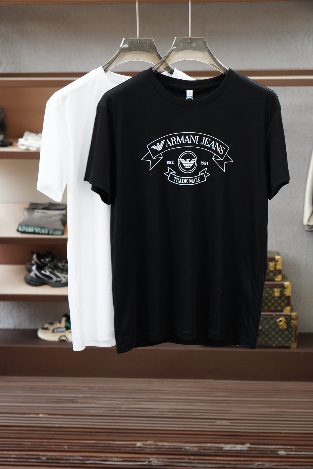 NO:843361,Armani-26 New Product Counter Purchasing High Version Quality Grade A 26/S Summer Counter Latest Round Neck Short Sleeve High-end Customized Design Avant-garde Fashion!  The brand logo is designed with heavy craftsmanship. High-end customized Pima cotton fabric. Soft to the touch. Comfortable to wear. Exquisite stitching at the counter level. Fine workmanship. The upper body effect is incomparably handsome!  Size M-3xL,,armani,T-shirt,19860909阿玛尼-26新品专柜代购臻选高版本质地A级 26/S夏季专柜最新款圆领短袖 高端订制 设计前卫时尚！品牌logo重工艺设计 高端定制皮马棉面料.手感柔软.穿着舒适.专柜级别精致车线.做工精细.上身效果无敌帅气！码数M-3xL,,armani,T-shirt,,Men's clothing