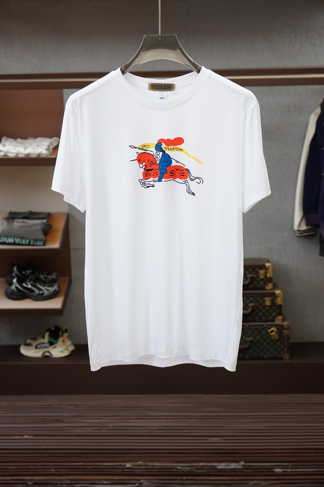 NO:843365,BBR Burberry/26 New Product Counter Purchasing High Version Quality Grade A 26/S Summer Counter Latest Round Neck Short Sleeve High-end Customized Design Avant-garde Fashion!  The brand logo is designed with heavy craftsmanship. High-end customized Pima cotton fabric. Soft to the touch. Comfortable to wear. Exquisite stitching at the counter level. Fine workmanship. The upper body effect is incomparably handsome!  Size M-3xL,,burberry,T-shirt,19860909BBR 巴宝莉/26新品专柜代购臻选高版本质地A级 26/S夏季专柜最新款圆领短袖 高端订制 设计前卫时尚！品牌logo重工艺设计 高端定制皮马棉面料.手感柔软.穿着舒适.专柜级别精致车线.做工精细.上身效果无敌帅气！码数M-3xL,,burberry,T-shirt,,Men's clothing