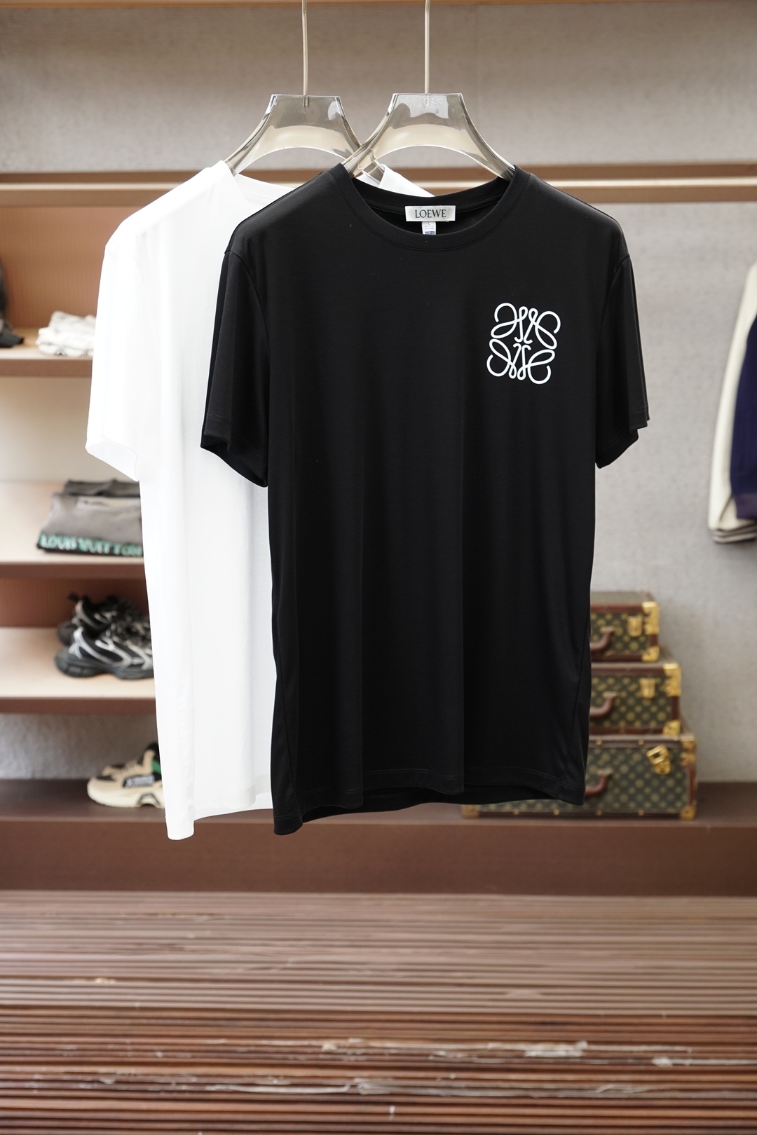 NO:843369,Loewe/Loewe/26 new product counter purchase, high-quality version, grade A, 26/S summer counter, the latest round-neck short-sleeve, high-end customization, avant-garde and fashionable design!  The brand logo is designed with heavy craftsmanship. High-end customized Pima cotton fabric. Soft to the touch. Comfortable to wear. Exquisite stitching at the counter level. Fine workmanship. The upper body effect is incomparably handsome!  Size M-3xL,,loewe,loewe,T-shirt,19860909罗意威/Loewe/26新品专柜代购臻选高版本质地A级 26/S夏季专柜最新款圆领短袖 高端订制 设计前卫时尚！品牌logo重工艺设计 高端定制皮马棉面料.手感柔软.穿着舒适.专柜级别精致车线.做工精细.上身效果无敌帅气！码数M-3xL,,loewe,loewe,T-shirt,,Men's clothing