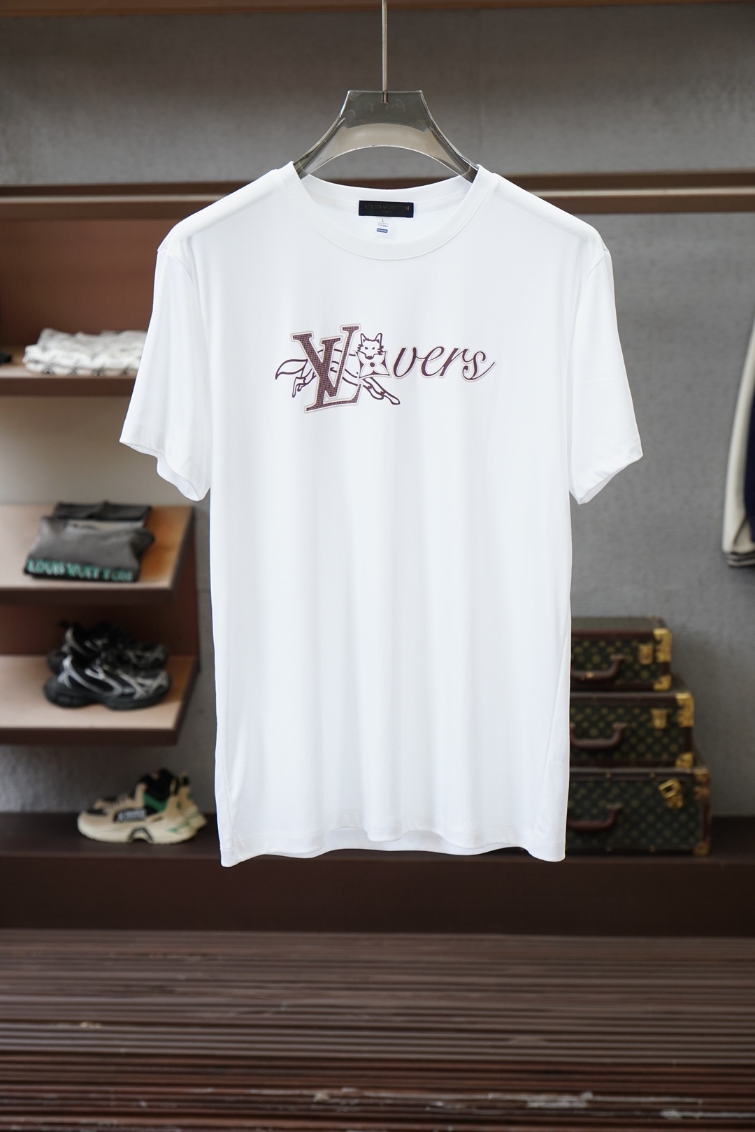 NO:843373,Lv Louis Vuitton/26 New Product Counter Purchasing High-end Version Texture Grade A 26/S Summer Counter Latest Round Neck Short Sleeve High-End Customized Design Avant-garde Fashion!  The brand logo is designed with heavy craftsmanship. High-end customized Pima cotton fabric. Soft to the touch. Comfortable to wear. Exquisite stitching at the counter level. Fine workmanship. The upper body effect is incomparably handsome!  Size M-3xL,,louis vuitton,louis vuitton,T-shirt,19860909Lv 路易威登/26新品专柜代购臻选高版本质地A级 26/S夏季专柜最新款圆领短袖 高端订制 设计前卫时尚！品牌logo重工艺设计 高端定制皮马棉面料.手感柔软.穿着舒适.专柜级别精致车线.做工精细.上身效果无敌帅气！码数M-3xL,,louis vuitton,louis vuitton,T-shirt,,Men's clothing