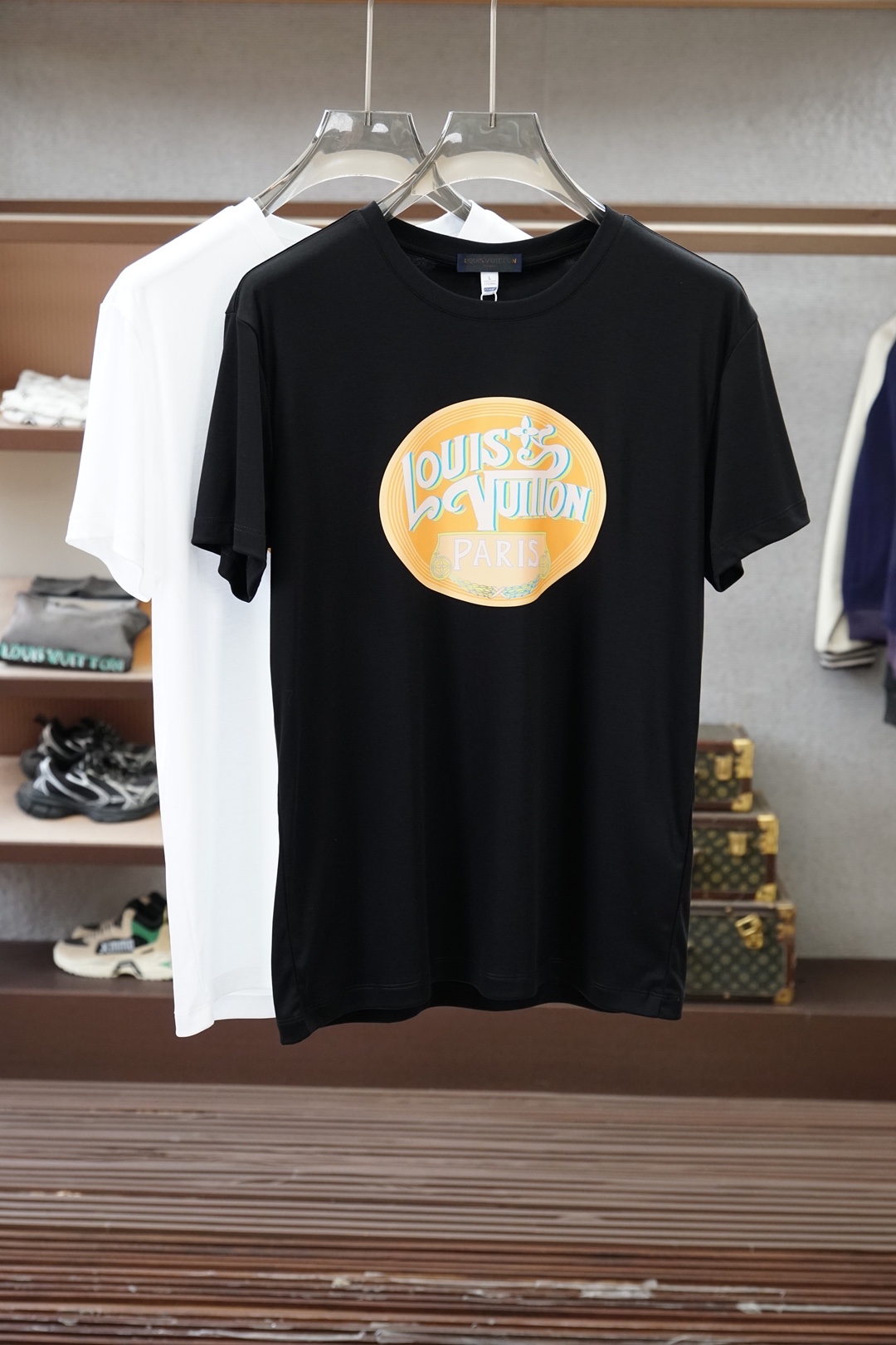 NO:843377,LV Louis Vuitton/26 New Products Counter Purchasing High-end Version Quality Grade A 26/S Summer Counter Latest Round Neck Short Sleeves High-end Customized Design Avant-garde Fashion!  The brand logo is designed with heavy craftsmanship. High-end customized Pima cotton fabric. Soft to the touch. Comfortable to wear. Exquisite stitching at the counter level. Fine workmanship. The upper body effect is incomparably handsome!  Size M-3xL,,louis vuitton,louis vuitton,T-shirt,19860909LV 路易威登/26新品专柜代购臻选高版本质地A级 26/S夏季专柜最新款圆领短袖 高端订制 设计前卫时尚！品牌logo重工艺设计 高端定制皮马棉面料.手感柔软.穿着舒适.专柜级别精致车线.做工精细.上身效果无敌帅气！码数M-3xL,,louis vuitton,louis vuitton,T-shirt,,Men's clothing