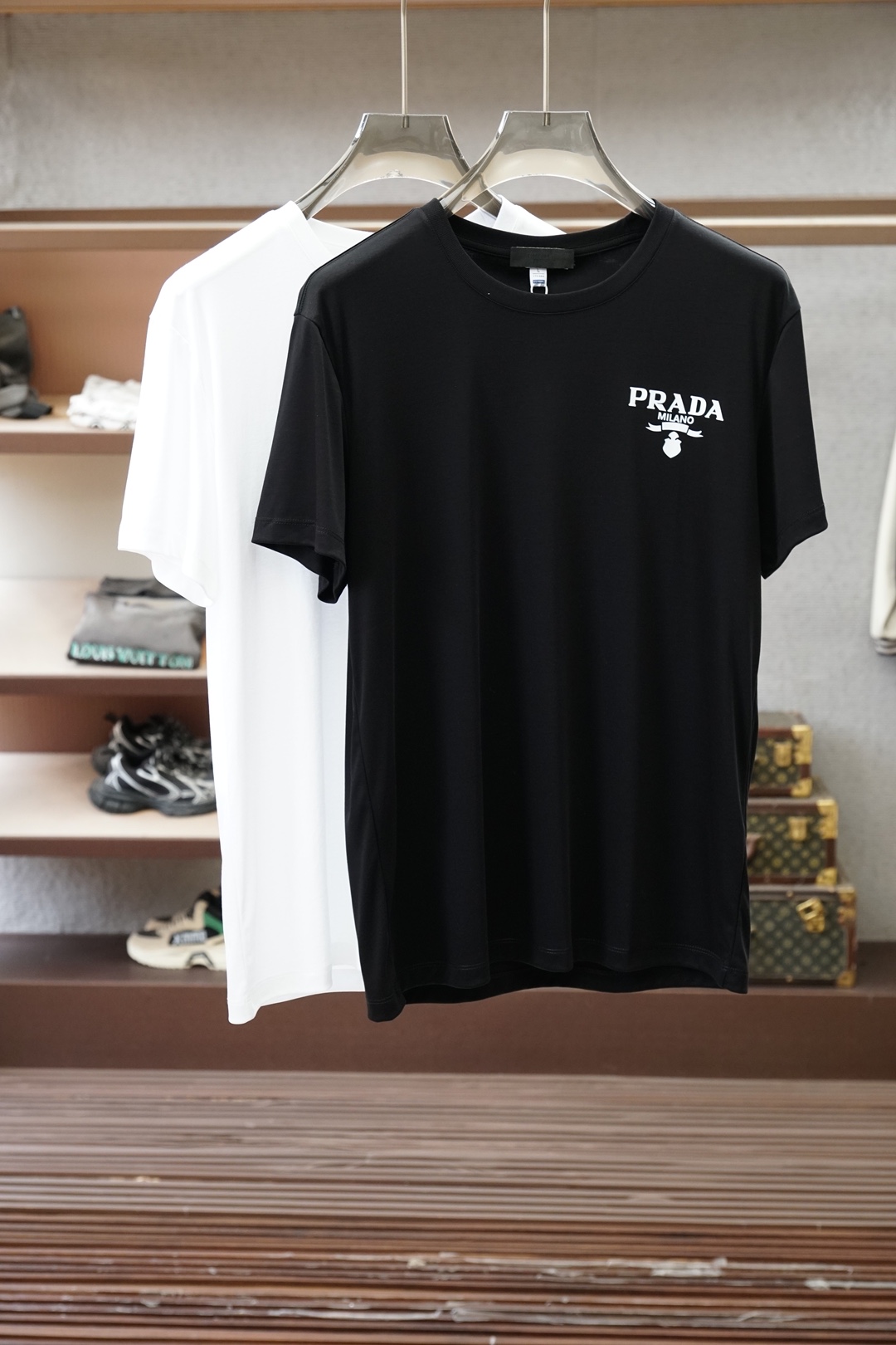 NO:843382,Prada - 26 new product counter purchasing, high version quality, grade A, 26/S summer counter, the latest round neck short sleeves, high-end customization, avant-garde and fashionable design!  The brand logo is designed with heavy craftsmanship. High-end customized Pima cotton fabric. Soft to the touch. Comfortable to wear. Exquisite stitching at the counter level. Fine workmanship. The upper body effect is incomparably handsome!  Size M-3xL,,prada,prada,T-shirt,19860909Prada普拉达-26新品专柜代购臻选高版本质地A级 26/S夏季专柜最新款圆领短袖 高端订制 设计前卫时尚！品牌logo重工艺设计 高端定制皮马棉面料.手感柔软.穿着舒适.专柜级别精致车线.做工精细.上身效果无敌帅气！码数M-3xL,,prada,prada,T-shirt,,Men's clothing