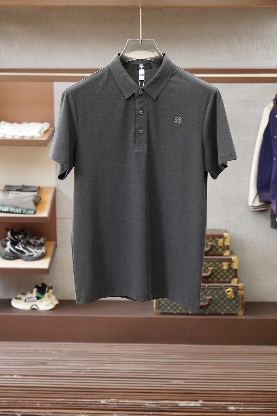 NO:843387,Hansen 2026ss new summer model, the latest lapel polo shirt from the official website, with brand icon, continues the minimalist and normalized design, combining fashion and temperament!  The colors are light and versatile, and the details are exquisite!  The fabric is made of imported ultra-thin quick-drying fabric, which is skin-friendly, smooth and has a perfect combination of comfort and breathability!  The fabric properties are all excellent!  Full of high-end feel!  Simple and elegant design, versatile and highly wearable!  Size M-3XL,,19860909汉森2026ss夏季新款 官网最新款翻领 polo衫,搭配品牌图标,延续极简常态化的设计,时髦与气质于一身！配色轻熟百搭 细节精致出挑！面料采用进口超薄速干面料,亲肤挺滑手感,舒适性与透气性完美兼备！面料属性皆为上乘！高级感十足！ 简约大气的设计 百搭实穿性极高！ 码数M-3XL,,,Men's clothing