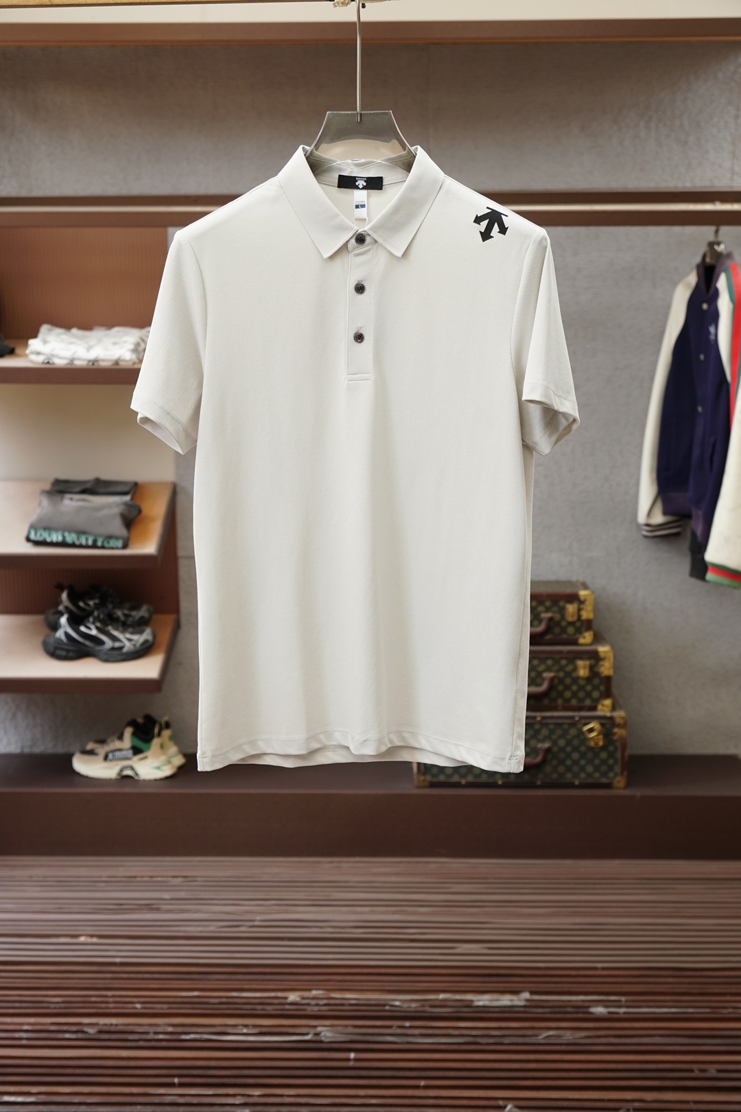 NO:843394,Descente/2026ss new summer model, the latest lapel polo shirt from the official website, with brand icon, continuing the minimalist and normalized design, combining fashion and temperament!  The colors are light and versatile, and the details are exquisite!  The fabric is made of imported ultra-thin quick-drying fabric, which is skin-friendly, smooth and has a perfect combination of comfort and breathability!  The fabric properties are all excellent!  Full of high-end feel!  Simple and elegant design, versatile and highly wearable!  Size M-3XL,,19860909迪桑特/2026ss夏季新款 官网最新款翻领 polo衫,搭配品牌图标,延续极简常态化的设计,时髦与气质于一身！配色轻熟百搭 细节精致出挑！面料采用进口超薄速干面料,亲肤挺滑手感,舒适性与透气性完美兼备！面料属性皆为上乘！高级感十足！ 简约大气的设计 百搭实穿性极高！ 码数M-3XL,,,Men's clothing