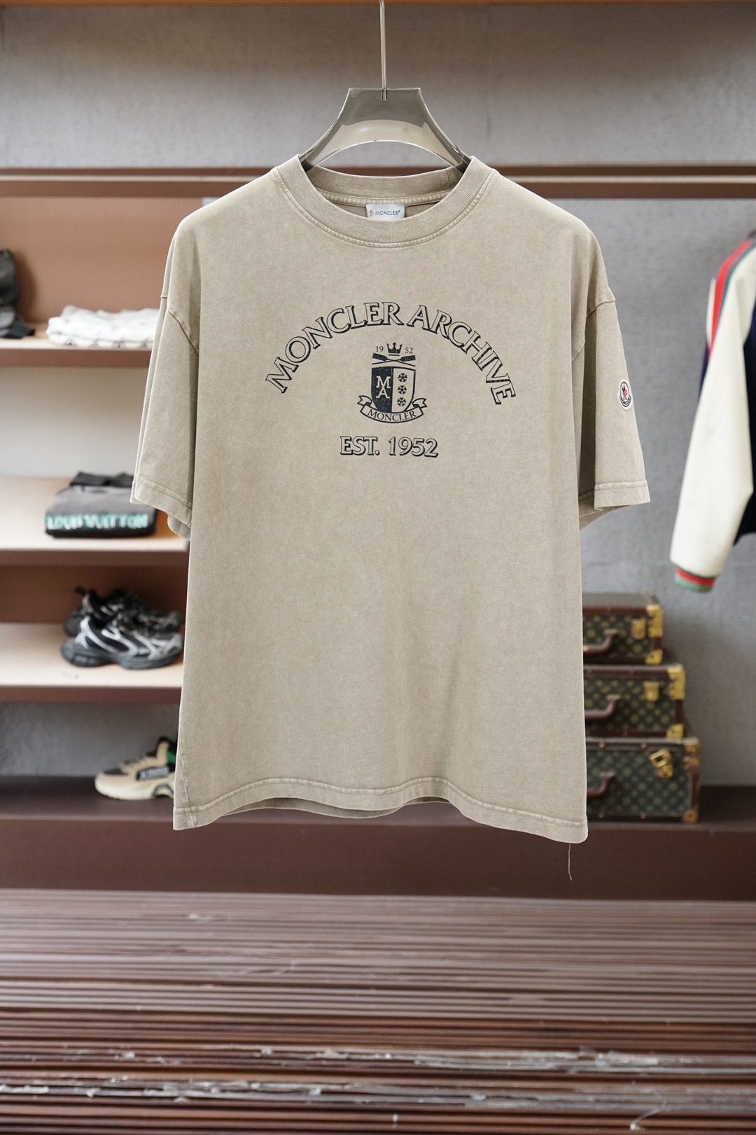 NO:843355,Moncler.SS26 new spring and summer retro-effect printed logo short-sleeved T-shirt, with 'Moncler Archive EST. 1952' printed logo on the front + classic embroidered badges on the sleeves, making the brand highly recognizable. The fabric is made of 280 grams of heavy cotton, washed and fried, and aged. It is soft and breathable, and the upper body is comfortable; the colors are black, khaki, denim blue, and maroon.  Sizes S～XL (loose fit),,Moncler,T-shirt,tees,t-shirt,19860909蒙口/Moncler.SS26春夏新款复古效果印花标识短袖T恤,正面“Moncler Archive EST. 1952”字样印花logo+袖边点缀经典刺绣徽章,品牌辨识度超高.面料采用280克重棉质水洗炒色做旧工艺,柔软透气,上身舒适； 颜色黑色、卡其、牛仔蓝、枣红 尺码S～XL（宽松版型）,,Moncler,T-shirt,tees，t-shirt,,Men's clothing