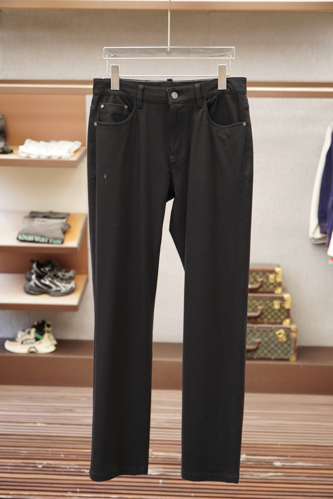 NO:845934,Fendi Fendi - summer thin Tencel jeans (also called 'thin mask pants'), focusing on comfortable coolness and light luxury design. The fabric is 46 Lyocell (Tencel) + 38 polyester + 13 viscose + 3 spandex, breathable and cool, with slight elasticity. Drawstring elastic waist + straight trousers, loose and not tight, suitable for summer. There are logo embroideries on the front and back pockets, which are highly recognizable, and the off-white washed light blue tone is refreshing and durable.  Paired with a short-sleeved T-shirt/Polo + white shoes/sneakers, it is suitable for casual commuting. This pair of pants combines light luxury design with comfortable functions. The Tencel fabric brings a cool summer experience, and the brand logo enhances fashion recognition. It is a summer item that combines appearance and practicality. Size M-xxxl,, fendi, fendi, jeans, T-shirt, tees, t-shirt,19860909Fendi芬迪-夏季薄款天丝牛仔裤（也叫“薄感面膜裤”）,主打舒适凉感与轻奢设计.面料46莱赛尔（天丝）+ 38聚酯纤维 + 13粘纤 + 3氨纶,透气冰爽、带微弹. 抽绳松紧腰+直筒裤型,宽松不勒,适合夏日. 前后袋都有标志刺绣,辨识度高,米白水洗浅蓝调清爽耐看. 配短袖T恤/Polo+小白鞋/板鞋,休闲通勤都合适.这款裤子将轻奢设计与舒适功能结合,天丝面料带来夏季冰爽体验,品牌Logo则提升了时尚辨识度,是兼顾颜值与实用性的夏季单品. 码数M-xxxl,,fendi,fendi,jeans,T-shirt,tees，t-shirt,,Men's clothing