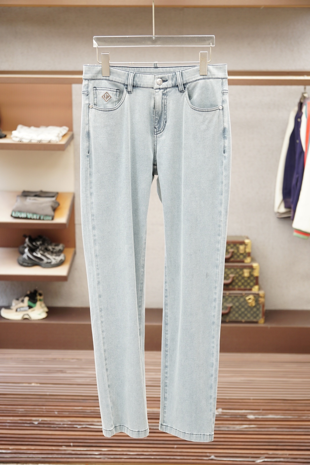 NO:845928,LP/Summer thin Tencel jeans (also called 'thin mask pants'), focusing on comfortable coolness and light luxury design. The fabric is 46 Lyocell (Tencel) + 38 polyester + 13 viscose + 3 spandex, breathable and cool, with slight elasticity. Drawstring elastic waist + straight pants, loose and not tight, suitable for summer. There are little monster eyes embroidered on the front and back pockets, which are highly recognizable, and the washed light blue tone is refreshing and durable.  Paired with a short-sleeved T-shirt/Polo + white shoes/sneakers, it is suitable for casual commuting. This pair of pants combines light luxury design with comfortable functions. The Tencel fabric brings a cool summer experience, and the embroidered logo enhances fashion recognition. It is a summer item that combines appearance and practicality. Size 30-38, loro piana, jeans, T-shirt, tees, t-shirt,19860909LP/夏季薄款天丝牛仔裤（也叫“薄感面膜裤”）,主打舒适凉感与轻奢设计.面料46莱赛尔（天丝）+ 38聚酯纤维 + 13粘纤 + 3氨纶,透气冰爽、带微弹. 抽绳松紧腰+直筒裤型,宽松不勒,适合夏日. 前后袋都有小怪兽眼睛刺绣,辨识度高,水洗浅蓝调清爽耐看. 配短袖T恤/Polo+小白鞋/板鞋,休闲通勤都合适.这款裤子将轻奢设计与舒适功能结合,天丝面料带来夏季冰爽体验,刺绣Logo则提升了时尚辨识度,是兼顾颜值与实用性的夏季单品. 码数30-38,,loro piana,jeans,T-shirt,tees，t-shirt,,Men's clothing