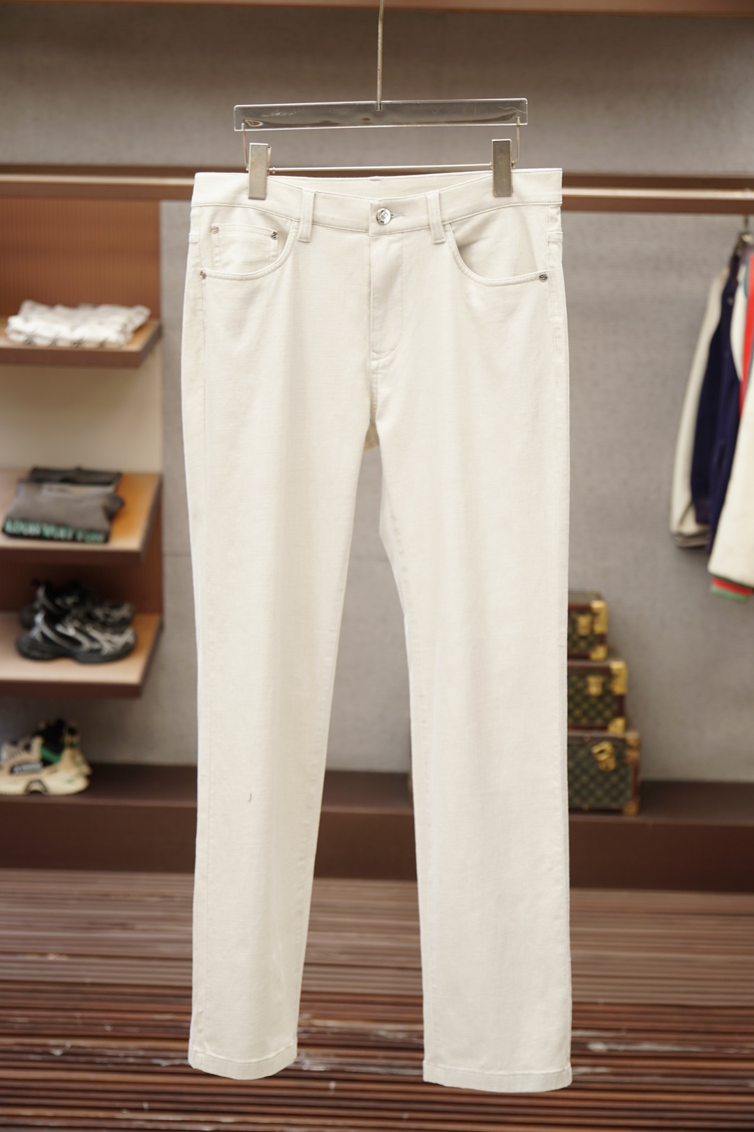 NO:845922,Dior - summer thin Tencel jeans (also called 'thin mask pants'), focusing on comfortable coolness and light luxury design. The fabric is 46 Lyocell (Tencel) + 38 polyester + 13 viscose + 3 spandex, breathable and cool, with slight elasticity. Drawstring elastic waist + straight pants, loose and not tight, suitable for summer. There are logo embroideries on the front and back pockets, which are highly recognizable, and the off-white washed light blue tone is refreshing and durable.  Paired with a short-sleeved T-shirt/Polo + white shoes/sneakers, it is suitable for casual commuting. This pair of pants combines light luxury design with comfortable functions. The Tencel fabric brings a cool summer experience, and the CD letter enhances fashion recognition. It is a summer item that combines appearance and practicality. Size 30-38,, dior, dior, jeans, T-shirt, tees, t-shirt,19860909Dior迪奥-夏季薄款天丝牛仔裤（也叫“薄感面膜裤”）,主打舒适凉感与轻奢设计.面料46莱赛尔（天丝）+ 38聚酯纤维 + 13粘纤 + 3氨纶,透气冰爽、带微弹. 抽绳松紧腰+直筒裤型,宽松不勒,适合夏日. 前后袋都有标志刺绣,辨识度高,米白水洗浅蓝调清爽耐看. 配短袖T恤/Polo+小白鞋/板鞋,休闲通勤都合适.这款裤子将轻奢设计与舒适功能结合,天丝面料带来夏季冰爽体验,CD字母则提升了时尚辨识度,是兼顾颜值与实用性的夏季单品. 码数30-38,,dior,dior,jeans,T-shirt,tees，t-shirt,,Men's clothing