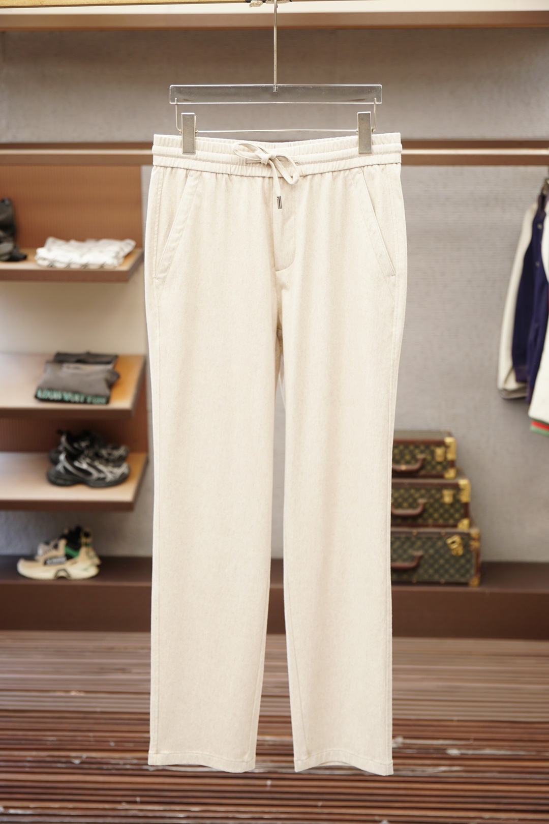 NO:845976,LV Louis Vuitton a 2026 spring and summer high-quality casual pants. These sweatpants really weld 'low-key luxury' to the body!  Absolutely amazing!  Soft and skin-friendly linen Tencel fabric makes it easy to walk without looking bulky. Contrasting color drawstrings + embroidered logos of the same color are ecstatic in details, low-key and unobtrusive. The straight version has a lot of fat, and can be easily controlled by pear-shaped/thick legs. It is perfect for daily wear with white T-shirts and sweatshirts. You can switch between commuting/leisure/walking with one click, and it makes you feel lazy~ As expected of LP, it balances comfort and high-end just right, and you don’t want to take it off when you put it on!  ,,louis vuitton,louis vuitton,loro piana,hoodie,sweatshirts,19860909LV 路易威登a 2026春夏高货休闲裤 这条卫裤真的把「低调奢华」焊在身上了！ 垂感绝了！软糯亲肤的亚麻天丝面料,走路带风还不显臃肿 撞色抽绳+同色系刺绣logo,细节控狂喜,低调不张扬 直筒版型巨藏肉,梨形/腿粗也能轻松驾驭 日常配白T、卫衣都很绝,通勤/休闲/遛弯一键切换,慵懒感拉满～ 不愧是LP,把舒适和高级感平衡得刚刚好,穿上就不想脱下来！,,louis vuitton,louis vuitton,loro piana,hoodie,sweatshirts,,Men's clothing