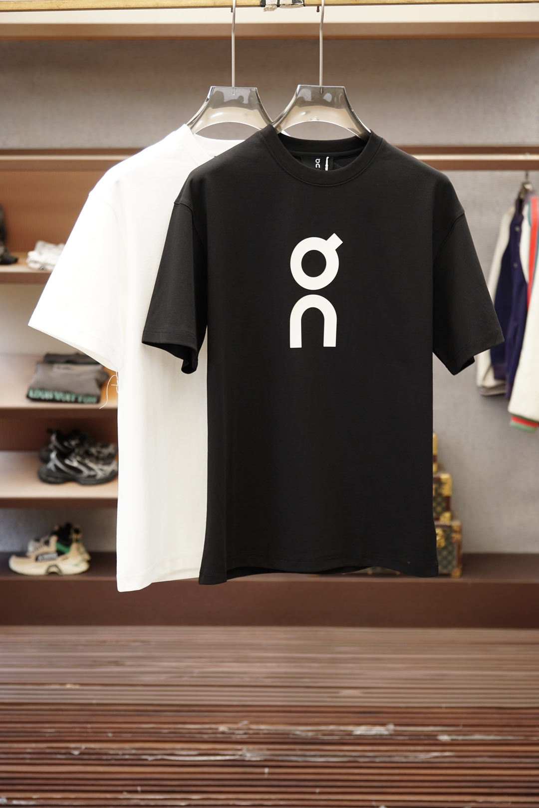 NO:845917,Europa/2026 new summer short-sleeved T-shirt, large logo crafts on the chest, exclusive debut of the personalized art series on the entire network. The versatile details are perfectly processed. The 240g pure cotton fabric is very exquisite. The original fabric is the same high version of the Internet celebrity star. The high-quality feel is very comfortable, fashionable and personalized. Super versatile and good-looking, the same style for men and women. Color black, white, size M-3XL,, T-shirt, tees, t-shirt,19860909欧跑/2026夏季新款短袖T恤,胸前大Logo工艺,个性艺术系列全网独家首发 百搭款细节处理完美240克纯棉面料十分精致 原版面料 网红明星同款高版本 高品质手感非常舒服 时尚又个性 超级百搭好看的一款男女同款 颜色黑、白 码数M-3XL,,T-shirt,tees，t-shirt,,Men's clothing