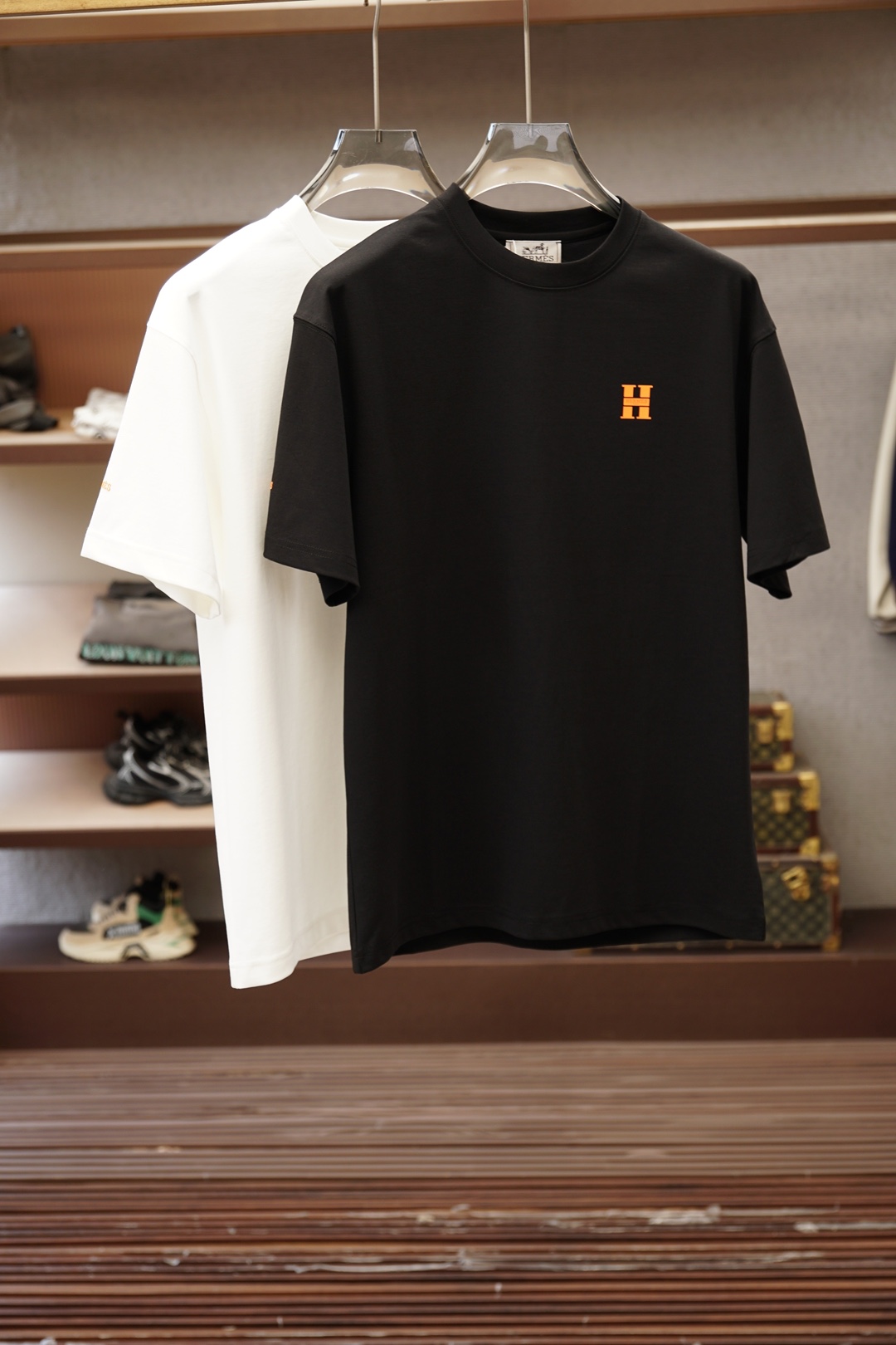 NO:845974,Hermes - Hermes/2026 new summer short-sleeved T-shirt, large logo craftsmanship on the chest, the exclusive debut of the personalized art series on the entire network. The versatile details are perfectly processed. The 240g pure cotton fabric is very exquisite. The original fabric is the same high version as the Internet celebrity star. The high-quality feel is very comfortable, fashionable and personalized. Super versatile and good-looking, the same style for men and women. Color black, white, size M-3XL,,hermes,hermes,T-shirt,tees,t-shirt,19860909爱马仕- Hermes/2026夏季新款短袖T恤,胸前大Logo工艺,个性艺术系列全网独家首发 百搭款细节处理完美240克纯棉面料十分精致 原版面料 网红明星同款高版本 高品质手感非常舒服 时尚又个性 超级百搭好看的一款男女同款 颜色黑、白 码数M-3XL,,hermes,hermes,T-shirt,tees，t-shirt,,Men's clothing