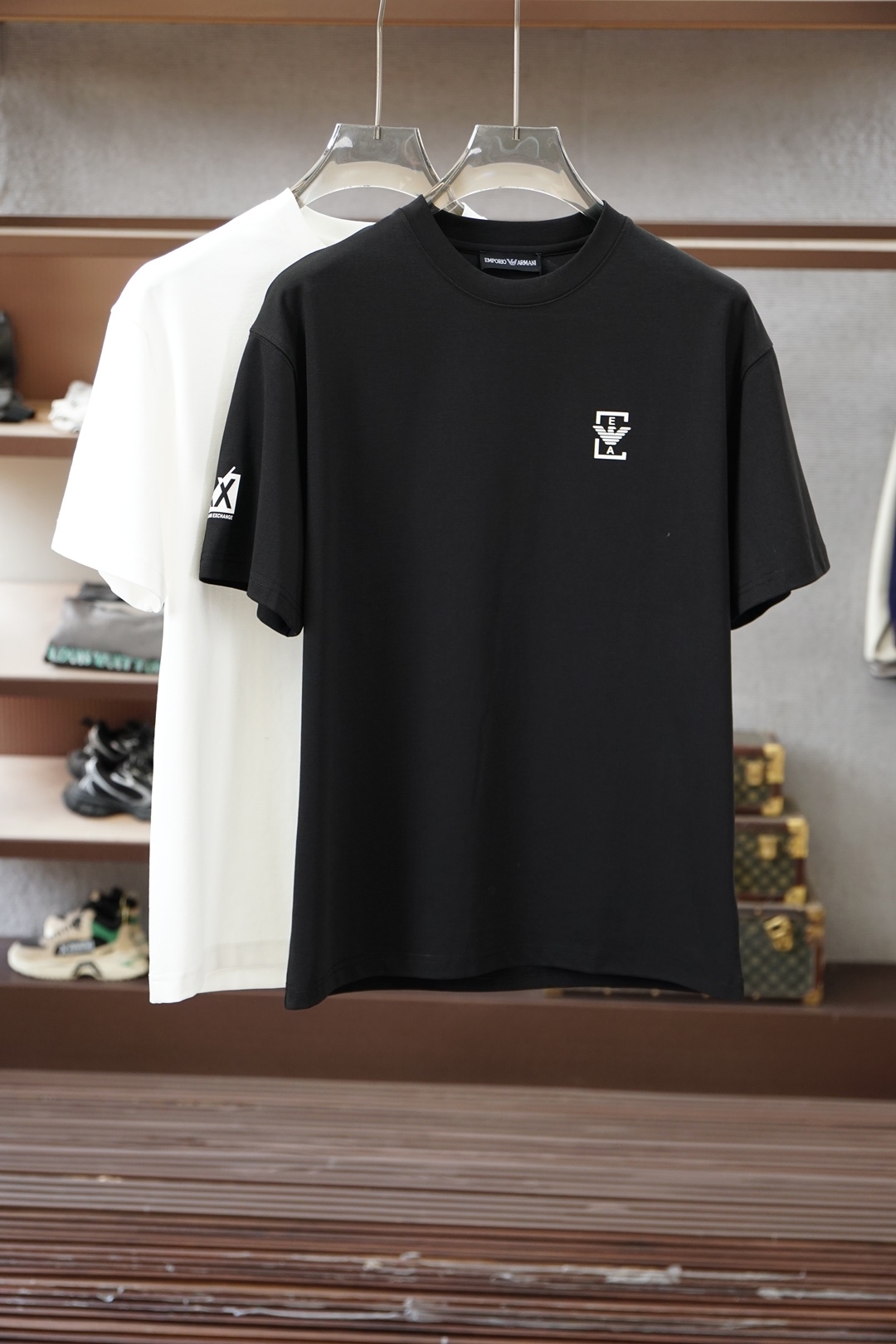 NO:845962,Armani - 2026 new summer short-sleeved T-shirt, large logo crafts on the chest, exclusive debut of the personalized art series on the entire network. The versatile details are perfectly processed. The 240g pure cotton fabric is very exquisite. The original fabric is the same high version as the Internet celebrity star. The high-quality feel is very comfortable, fashionable and personalized. Super versatile and good-looking, the same style for men and women. Color black, white, size M-3XL, armani, T-shirt, tees, t-shirt,19860909阿玛尼-2026夏季新款短袖T恤,胸前大Logo工艺,个性艺术系列全网独家首发 百搭款细节处理完美240克纯棉面料十分精致 原版面料 网红明星同款高版本 高品质手感非常舒服 时尚又个性 超级百搭好看的一款男女同款 颜色黑、白 码数M-3XL,,armani,T-shirt,tees，t-shirt,,Men's clothing