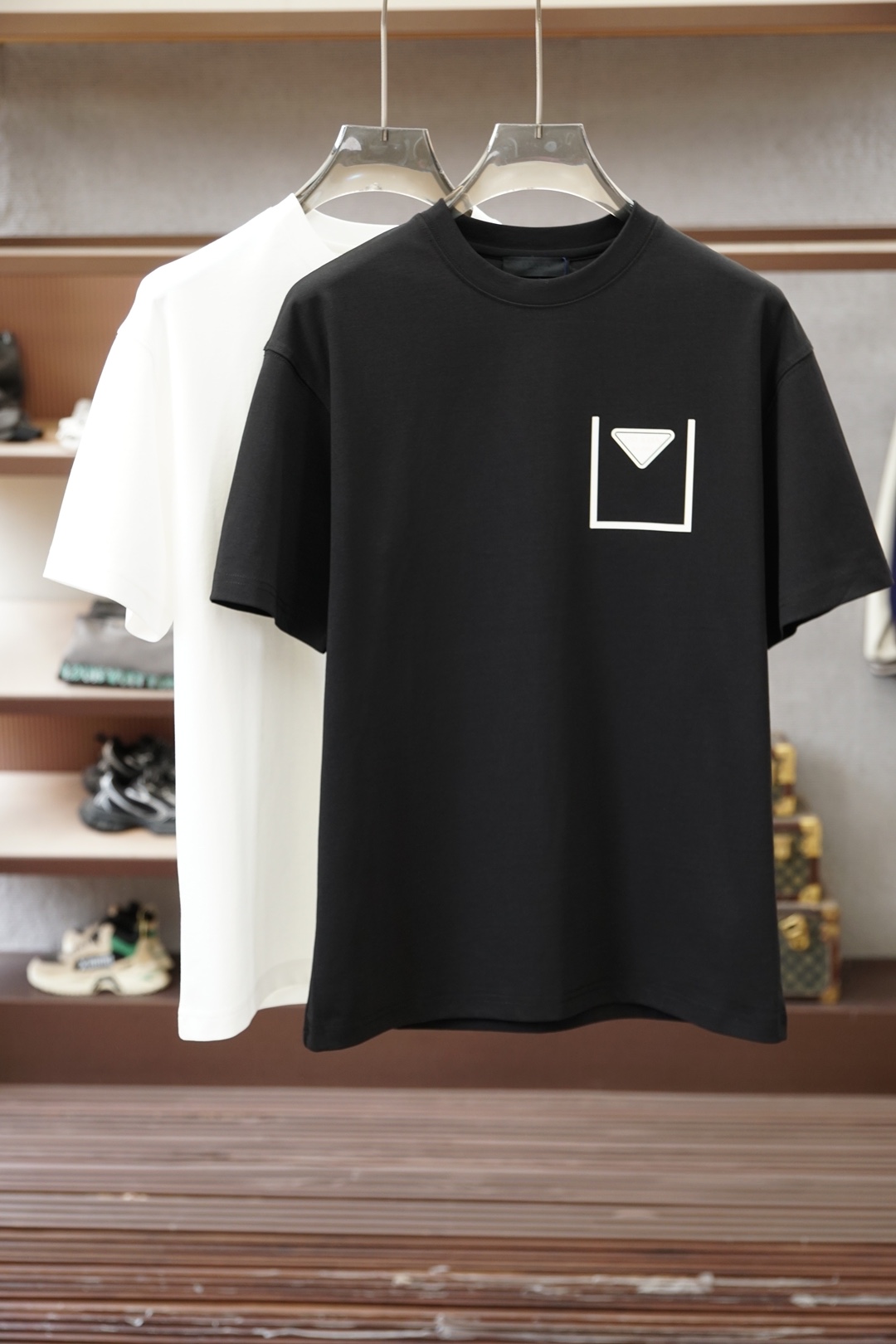 NO:845950,Prada Prada/2026 new summer short-sleeved T-shirt, large logo crafts on the chest, exclusive launch of the personalized art series on the entire network. The versatile details are perfectly processed. The 240g pure cotton fabric is very exquisite. The original fabric is the same high version of the Internet celebrity star. The high-quality feel is very comfortable, fashionable and personalized. Super versatile and good-looking, the same style for men and women. Color black, white, size M-3XL,, prada, prada, T-shirt, tees, t-shirt,19860909Prada普拉达/2026夏季新款短袖T恤,胸前大Logo工艺,个性艺术系列全网独家首发 百搭款细节处理完美240克纯棉面料十分精致 原版面料 网红明星同款高版本 高品质手感非常舒服 时尚又个性 超级百搭好看的一款男女同款 颜色黑、白 码数M-3XL,,prada,prada,T-shirt,tees，t-shirt,,Men's clothing