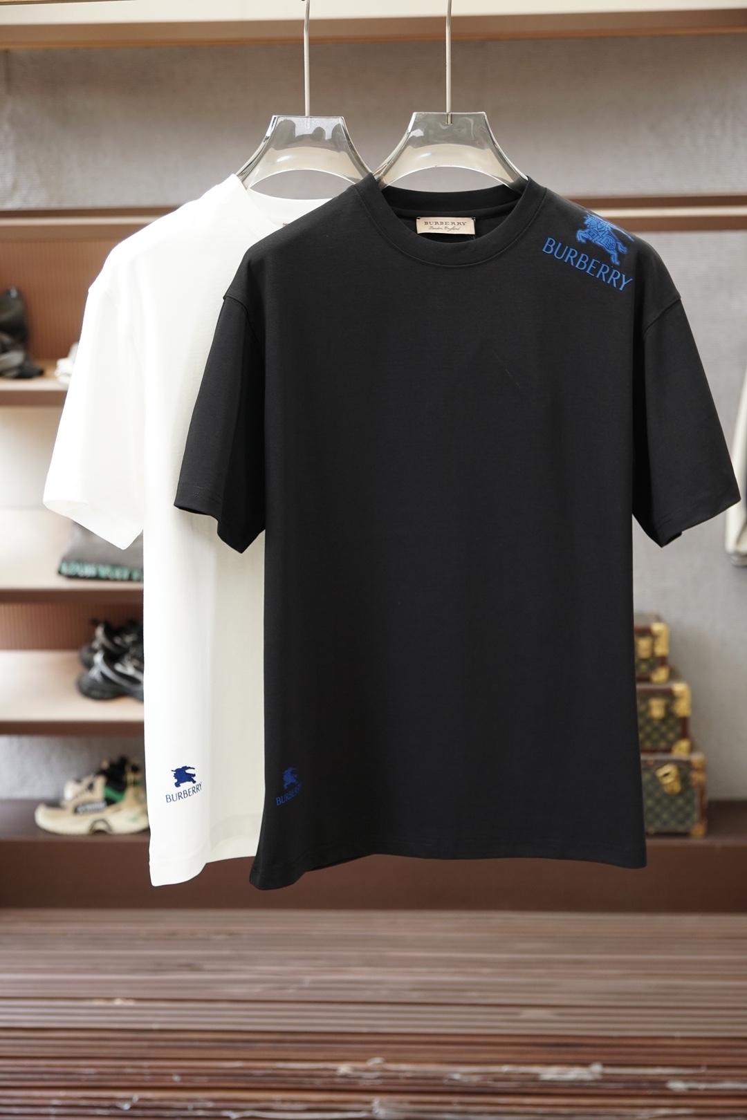 NO:845944,BBR Baba/2026 new summer short-sleeved T-shirt, large logo craftsmanship on the shoulder hem, the exclusive debut of the personalized art series on the entire network. The versatile details are perfectly processed. The 240g pure cotton fabric is very exquisite. The original fabric is the same high version of the Internet celebrity star. The high-quality feel is very comfortable, fashionable and personalized. Super versatile and good-looking, the same style for men and women. Color black, white, size M-3XL,, burberry, T-shirt, tees, t-shirt,19860909BBR巴巴宝莉/2026夏季新款短袖T恤,肩膀下摆大Logo工艺,个性艺术系列全网独家首发 百搭款细节处理完美240克纯棉面料十分精致 原版面料 网红明星同款高版本 高品质手感非常舒服 时尚又个性 超级百搭好看的一款男女同款 颜色黑、白 码数M-3XL,,burberry,T-shirt,tees，t-shirt,,Men's clothing