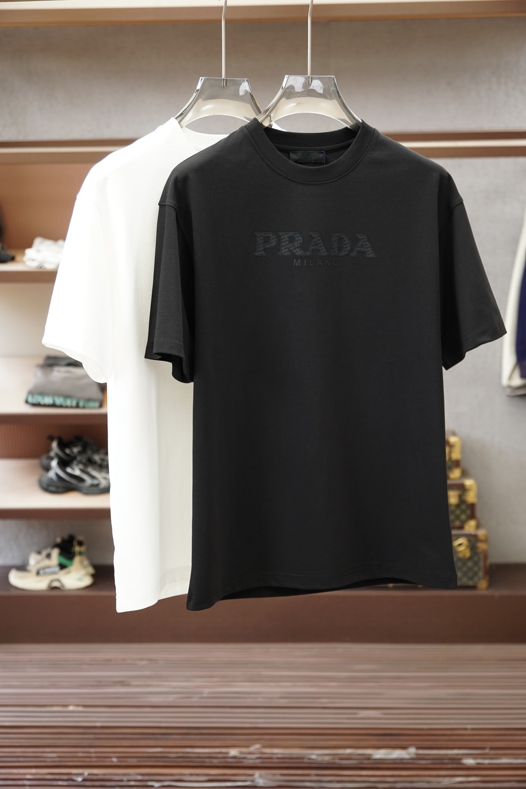 NO:845938,Prada Prada/2026 new summer short-sleeved T-shirt, large logo crafts on the chest, exclusive launch of the personalized art series on the entire network. The versatile details are perfectly processed. The 240g pure cotton fabric is very exquisite. The original fabric is the same high version of the Internet celebrity star. The high-quality feel is very comfortable, fashionable and personalized. Super versatile and good-looking, the same style for men and women. Color black, white, size M-3XL,, prada, prada, T-shirt, tees, t-shirt,19860909Prada普拉达/2026夏季新款短袖T恤,胸前大Logo工艺,个性艺术系列全网独家首发 百搭款细节处理完美240克纯棉面料十分精致 原版面料 网红明星同款高版本 高品质手感非常舒服 时尚又个性 超级百搭好看的一款男女同款 颜色黑、白 码数M-3XL,,prada,prada,T-shirt,tees，t-shirt,,Men's clothing