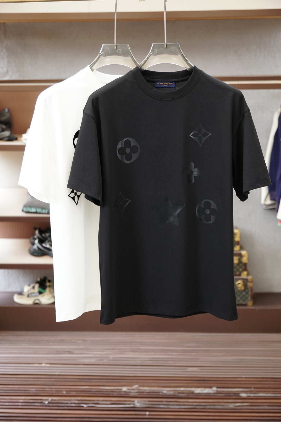 NO:845932,Lv Louis Vuitton - 2026 new summer short-sleeved T-shirt, large logo crafts on the chest, exclusive debut of the personalized art series on the entire network. Versatile style with perfect details. 240 grams of pure cotton fabric is very exquisite. Original fabric. High-quality version of the same style as Internet celebrity stars. High-quality, very comfortable, fashionable and personalized. Super versatile and good-looking, the same style for men and women. Color black, white, size M-3XL,, louis vuitton, louis  vuitton,T-shirt,tees,t-shirt,19860909Lv 路易威登-2026夏季新款短袖T恤,胸前大Logo工艺,个性艺术系列全网独家首发 百搭款细节处理完美240克纯棉面料十分精致 原版面料 网红明星同款高版本 高品质手感非常舒服 时尚又个性 超级百搭好看的一款男女同款 颜色黑、白 码数M-3XL,,louis vuitton,louis vuitton,T-shirt,tees，t-shirt,,Men's clothing