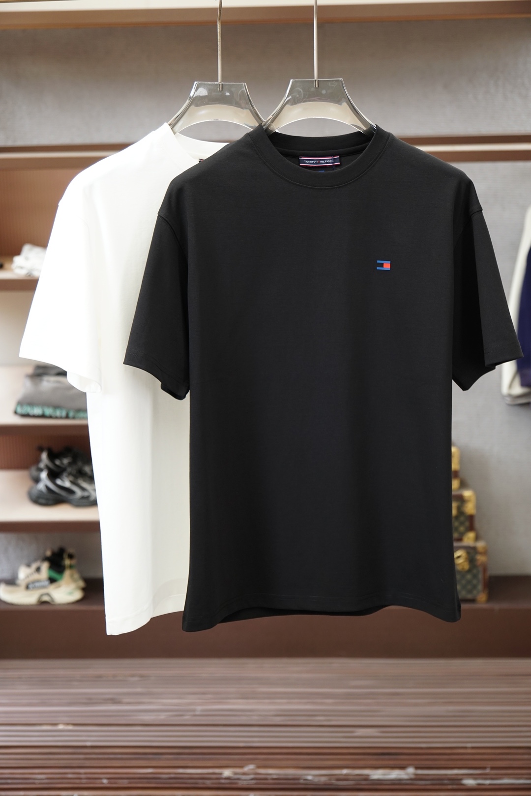 NO:845926,Tommy-2026 new summer short-sleeved T-shirt, large logo crafts on the chest, exclusive debut of the personalized art series on the entire network. The versatile details are perfectly processed. The 240g pure cotton fabric is very exquisite. The original fabric is the same high version of the Internet celebrity star. The high-quality feel is very comfortable, fashionable and personalized. Super versatile and good-looking, the same style for men and women. Color black, white, size M-3XL,, tom ford, T-shirt, tees, t-shirt,19860909Tommy-2026夏季新款短袖T恤,胸前大Logo工艺,个性艺术系列全网独家首发 百搭款细节处理完美240克纯棉面料十分精致 原版面料 网红明星同款高版本 高品质手感非常舒服 时尚又个性 超级百搭好看的一款男女同款 颜色黑、白 码数M-3XL,,tom ford,T-shirt,tees，t-shirt,,Men's clothing