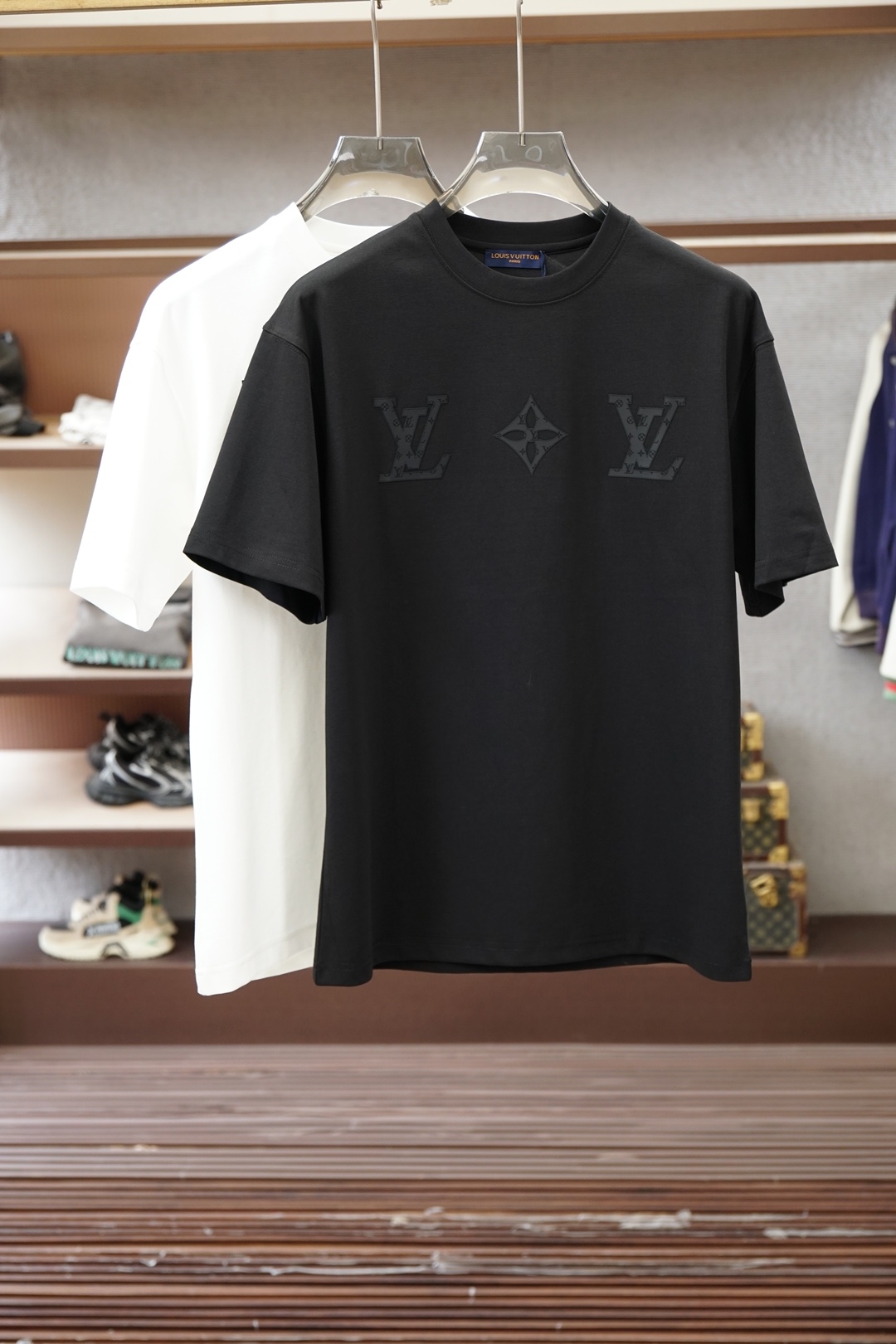 NO:845921,Lv Louis Vuitton/2026 new summer short-sleeved T-shirt, large logo crafts on the chest, the exclusive first release of the personalized art series on the entire network. The versatile details are perfectly processed. The 240g pure cotton fabric is very exquisite. The original fabric is the same high version of the Internet celebrity star. The high-quality feel is very comfortable, fashionable and personalized. Super versatile and good-looking, the same style for men and women. Color black, white, size M-3XL,, louis vuitton, louis  vuitton,T-shirt,tees,t-shirt,19860909Lv 路易威登/2026夏季新款短袖T恤,胸前大Logo工艺,个性艺术系列全网独家首发 百搭款细节处理完美240克纯棉面料十分精致 原版面料 网红明星同款高版本 高品质手感非常舒服 时尚又个性 超级百搭好看的一款男女同款 颜色黑、白 码数M-3XL,,louis vuitton,louis vuitton,T-shirt,tees，t-shirt,,Men's clothing
