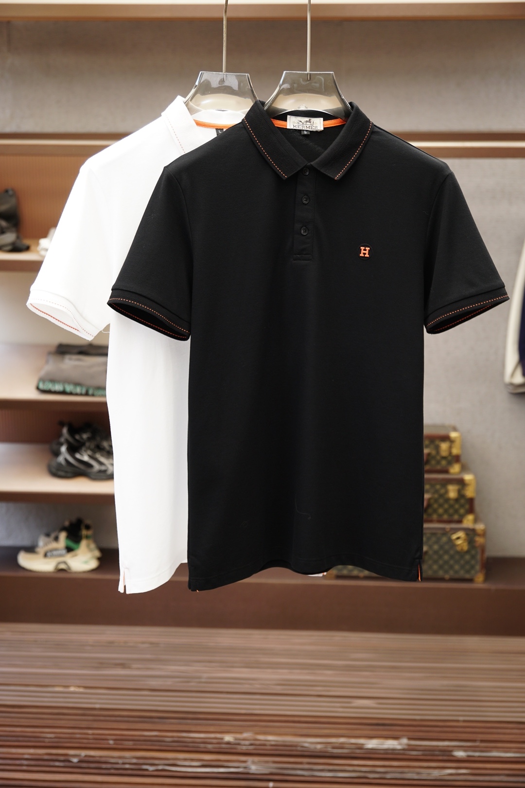 NO:845876,Hermes, Hermes-2026ss new product launched, classic refreshed high-end pique Polo shirt  The fabric is made of black technology, giving you a comfortable and luxurious feeling. It is made of double-sided pique mesh fabric. The three-dimensional pique texture is intertwined with warp and weft. It has a breathable mesh structure. It keeps the skin dry at all times when wearing it in summer, saying goodbye to stuffiness and stickiness. The double-sided weaving process makes the fabric more stiff and wear-resistant, and can be worn for a long time.  It is not easy to deform, and can be worn with any style. It is neat and stylish, and it is anti-wrinkle and easy to care for. It is the best choice for business trips. The classic Polo collar is matched with contrasting striped piping, and the neat lines outline the neck outline, giving a full sense of business formality; the exquisite embroidered logo on the left chest low-key highlights the brand  The style is unobtrusive yet self-recognizable; whether worn alone for casual everyday use or paired with a suit for a business elite look, it can easily hold up in various scenarios. From fabric selection to cutting and sewing, every process follows the production standards of big brands, and the three-dimensional tailoring fits the body.  The shape is not tight, taking into account both comfort and aesthetics. The fusion of double-sided pique texture and classic design makes this Polo shirt not only a piece of clothing, but also a business card of your taste. Sizes M-3XL,,hermes,hermes,business  suit,19860909爱马仕,Hermes-2026ss新品上线 经典焕新高端珠地Polo衫 面料黑科技,穿出来的舒适奢感,采用双面珠地网眼面料打造,经纬交织的立体珠地肌理,自带透气网孔结构,夏日穿着时刻保持肌肤干爽,告别闷热黏腻；双面织造工艺让面料更挺括耐磨,久穿不易变形,随手一搭都是利落型格,抗皱易打理的特性,更是商旅出行的不二之选.经典Polo领搭配撞色条纹滚边,利落线条勾勒颈部轮廓,商务正式感拉满；左胸精致刺绣标识,低调彰显品牌格调,不张扬却自带辨识度；无论是单穿打造休闲日常,还是内搭西装诠释商务精英范,都能轻松hold住各种场景.从面料甄选到剪裁缝制,每一道工序都遵循大牌制作标准,立体剪裁贴合身形不紧绷,兼顾舒适与版型美感.双面珠地的质感与经典设计的融合,让这件Polo衫不止是一件服饰,更是你的品位名片.尺码M-3XL,,hermes,hermes,business suit,,Men's clothing