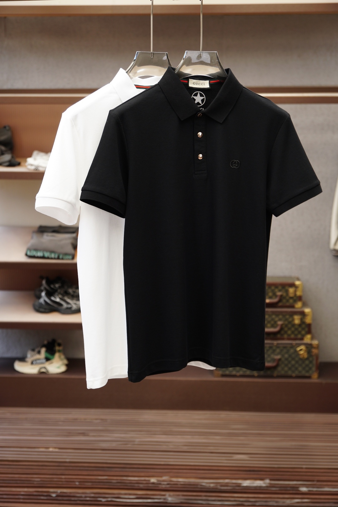 NO:845871,Gucci Gucci/2026ss new product launched, classic refreshed high-end pique Polo shirt  The fabric is made of black technology, giving you a comfortable and luxurious feeling. It is made of double-sided pique mesh fabric, with a three-dimensional pique texture intertwined with warp and weft. It has a breathable mesh structure. It can keep your skin dry at all times when wearing it in summer, saying goodbye to stuffiness and stickiness; the double-sided weaving process makes the fabric more stiff and wear-resistant.  It is not easy to deform after being worn for a long time. It is neat and stylish when worn casually. It is anti-wrinkle and easy to care for, making it the best choice for business trips. The classic Polo collar is matched with contrasting striped piping, and the neat lines outline the neck contour, giving it a full sense of business formality; the exquisite embroidered logo on the left chest is low-key.  Highlighting the brand style, it is unobtrusive but has its own recognition; whether it is worn alone for casual daily use, or worn with a suit to interpret business elite style, it can easily hold up in various scenes. From fabric selection to cutting and sewing, every process follows the production standards of big brands, instantly  The body cut fits the body shape without being tight, taking into account both comfort and aesthetics. The fusion of double-sided pique texture and classic design makes this Polo shirt not only a piece of clothing, but also a business card of your taste. Sizes M-3XL,,gucci,business  suit,19860909Gucci古奇/2026ss新品上线 经典焕新高端珠地Polo衫 面料黑科技,穿出来的舒适奢感,采用双面珠地网眼面料打造,经纬交织的立体珠地肌理,自带透气网孔结构,夏日穿着时刻保持肌肤干爽,告别闷热黏腻；双面织造工艺让面料更挺括耐磨,久穿不易变形,随手一搭都是利落型格,抗皱易打理的特性,更是商旅出行的不二之选.经典Polo领搭配撞色条纹滚边,利落线条勾勒颈部轮廓,商务正式感拉满；左胸精致刺绣标识,低调彰显品牌格调,不张扬却自带辨识度；无论是单穿打造休闲日常,还是内搭西装诠释商务精英范,都能轻松hold住各种场景.从面料甄选到剪裁缝制,每一道工序都遵循大牌制作标准,立体剪裁贴合身形不紧绷,兼顾舒适与版型美感.双面珠地的质感与经典设计的融合,让这件Polo衫不止是一件服饰,更是你的品位名片.尺码M-3XL,,gucci,business suit,,Men's clothing