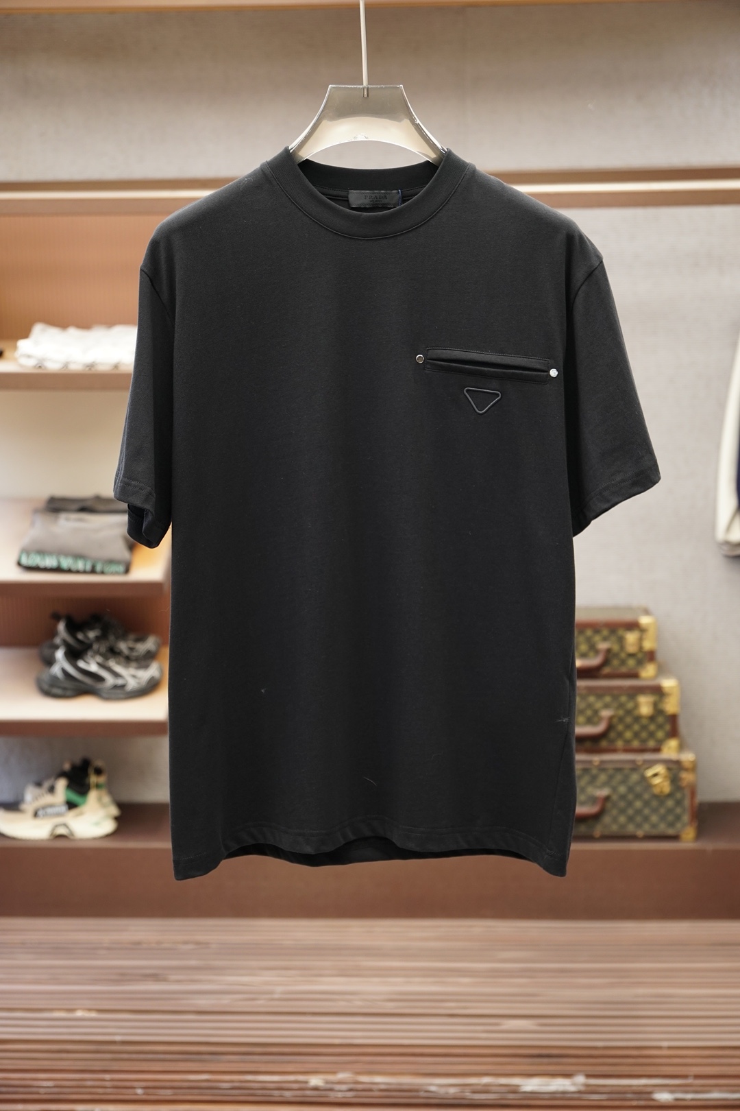 NO:845968,Prada - 2026 new summer short-sleeved T-shirt, large logo crafts on the chest, personalized art series exclusively launched on the entire network. Versatile style with perfect details. 240 grams of pure cotton fabric is very exquisite. Original fabric. High-quality version of the same style of Internet celebrity stars. High-quality feel is very comfortable, fashionable and personalized. Super versatile and good-looking, the same style for men and women. Color black, white, size M-3XL,, prada, prada, T-shirt, tees, t-shirt,19860909Prada普拉达-2026夏季新款短袖T恤,胸前大Logo工艺,个性艺术系列全网独家首发 百搭款细节处理完美240克纯棉面料十分精致 原版面料 网红明星同款高版本 高品质手感非常舒服 时尚又个性 超级百搭好看的一款男女同款 颜色黑、白 码数M-3XL,,prada,prada,T-shirt,tees，t-shirt,,Men's clothing