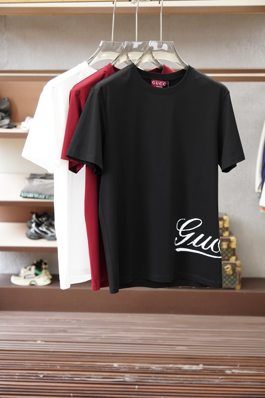 NO:847722,Gucci Gucci/SS26 new spring and summer short-sleeved T-shirt decorated with Gucci brand logo printing, a journey of brand classic inheritance and innovation. The side of the shirt is embellished with Gucci brand logo printing, showing a unique charm. Made of high-count and high-density 80-count double-strand mercerized cotton, the upper body is comfortable and breathable, soft, delicate and micro-elastic, high-quality fabric; colors black, navy, white, Ankara red  Size S～XXXL (black and white can be customized to 4XL, 5XL, Yike can customize pure cotton fabric),, gucci, T-shirt, tees, t-shirt,19860909Gucci古奇/SS26春夏新品饰Gucci字样品牌印花标识短袖T恤,品牌经典的传承与创新之旅,衫身侧边缀饰Gucci字样品牌标识印花,尽释别致韵调.选用高支数高密度80支双股丝光棉,上身舒适透气、柔软细腻微弹、高品质面料； 颜色黑色、海蓝、白色、安克拉红 尺码S～XXXL（黑白可定制4XL、5XL,奕可定做纯棉面料）,,gucci,T-shirt,tees，t-shirt,,Men's clothing