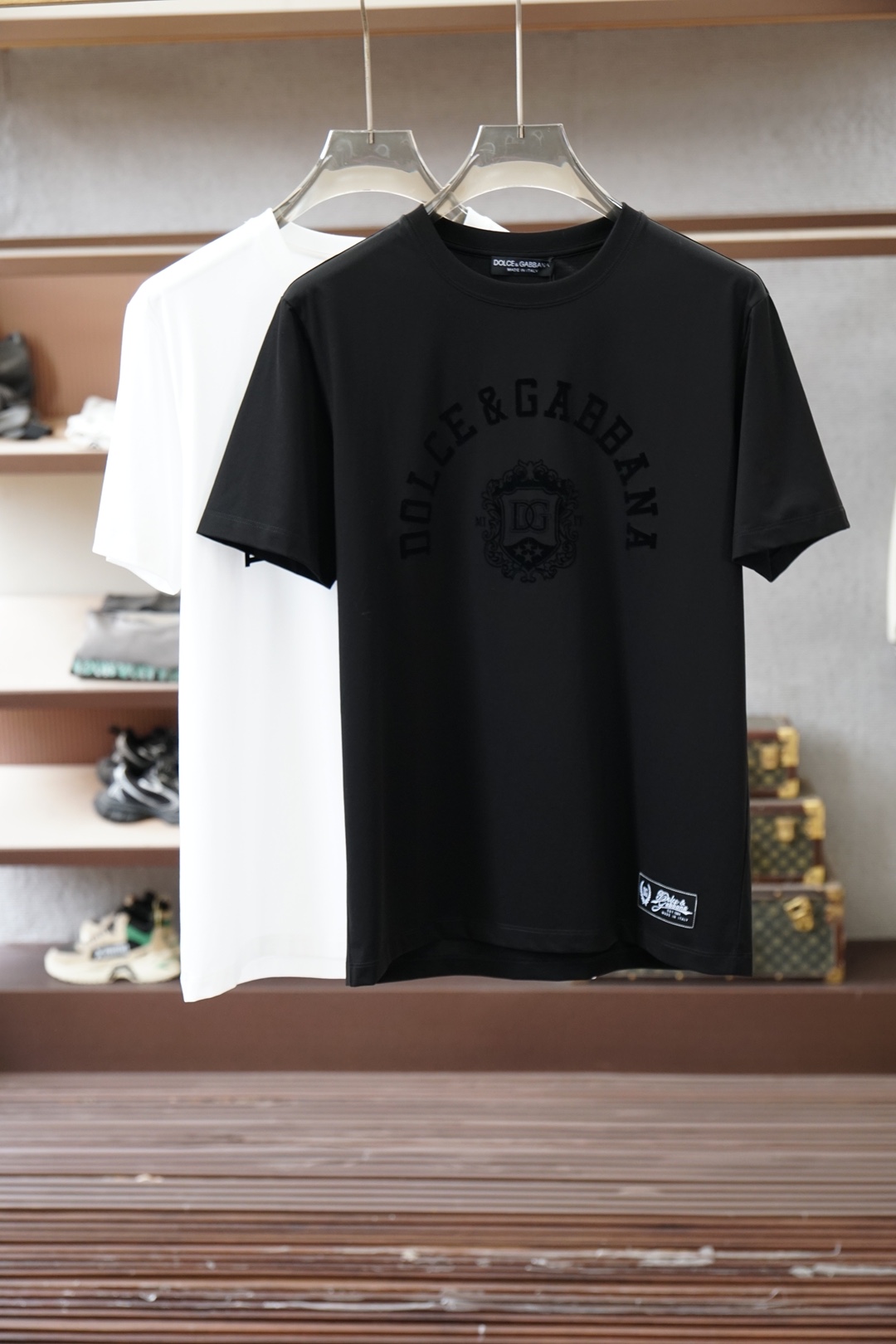 NO:847728,DG/Dolce&Gabbana.SS26 new spring and summer black flocking printed logo short-sleeved T-shirt, decorated with retro black flocking printing on the front and woven label patchwork sewn on the hem to highlight the brand recognition. It is made of high-count and high-density 80-count double-strand mercerized cotton. The upper body is comfortable and breathable, soft, delicate and micro-elastic, high-quality fabric; color black, white  Size S～XXXL (4XL, 5XL can be customized, pure cotton fabric can be customized), Dolce&Gabbana, T-shirt, tees, t-shirt,19860909DG/Dolce&Gabbana.SS26春夏新品黑色植绒印花标识短袖T恤,正面饰复古黑色植绒印花印花、下摆缝制织唛拼饰,彰显品牌辨识度,采用高支数高密度80支双股丝光棉,上身舒适透气、柔软细腻微弹、高品质面料； 颜色黑色、白色 尺码S～XXXL（可定制4XL、5XL,奕可定制纯棉面料）,,Dolce&Gabbana,T-shirt,tees，t-shirt,,Men's clothing