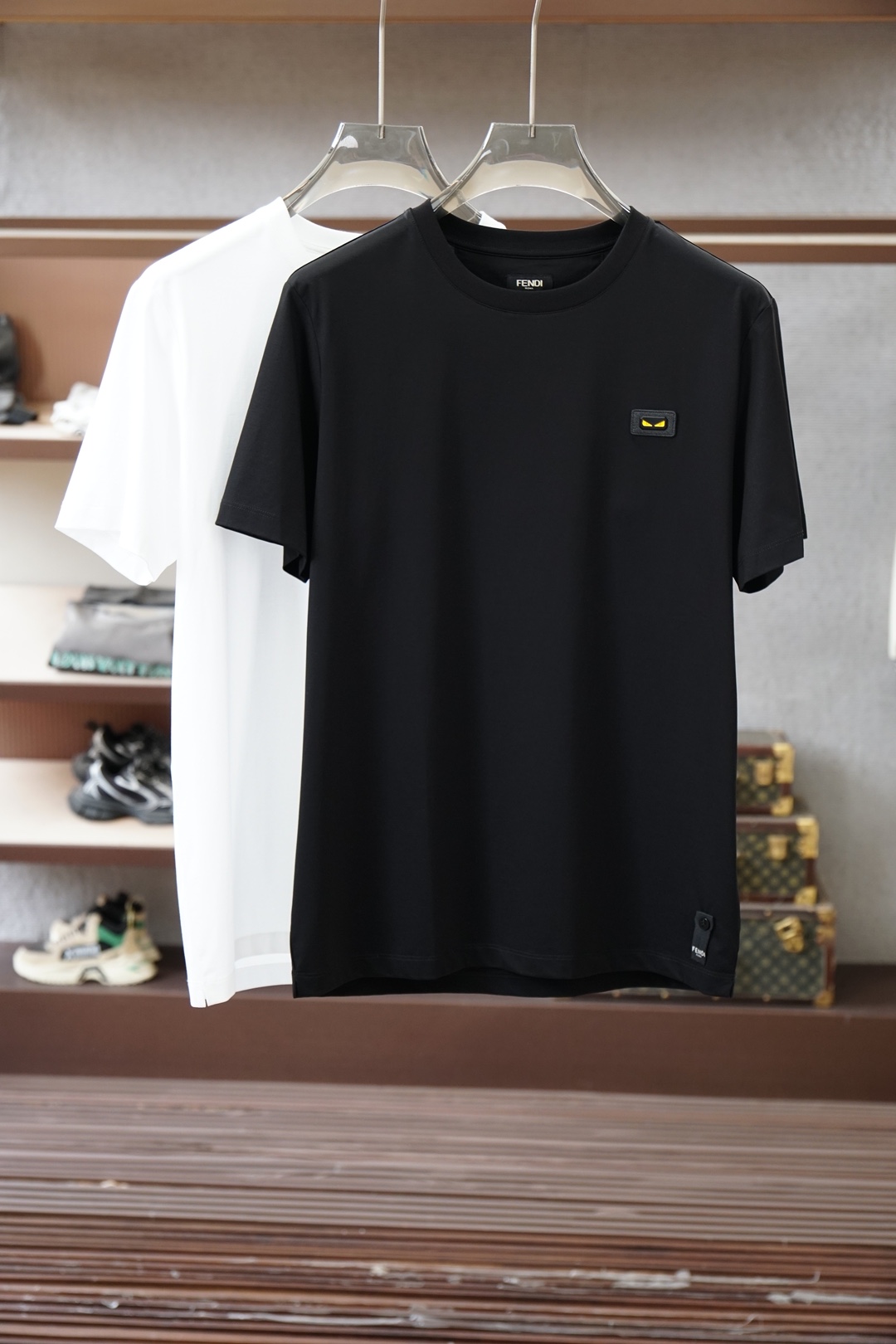 NO:847731,Fendi Fendi, SS26 new spring and summer short-sleeved TT shirt, the official website 1.1 top-level production, leather brand logo eyes on the front, woven label patchwork sewn on the hem, highlighting the brand recognition, using high count and high density 80 count double-strand mercerized cotton, the upper body is comfortable and breathable, soft, delicate and micro-elastic, high-quality fabric; color black, white  Size S～XXXL (4XL, 5XL can be customized, pure cotton fabric can be customized),, fendi, fendi, T-shirt, tees, t-shirt,19860909Fendi芬迪,SS26春夏新品短袖TT恤,官网1.1顶级打造,正面皮牌Logo眼睛,下摆缝制织唛拼饰,彰显品牌辨识度,采用高支数高密度80支双股丝光棉,上身舒适透气、柔软细腻微弹、高品质面料； 颜色黑色、白色 尺码S～XXXL（可定制4XL、5XL,奕可定制纯棉面料）,,fendi,fendi,T-shirt,tees，t-shirt,,Men's clothing