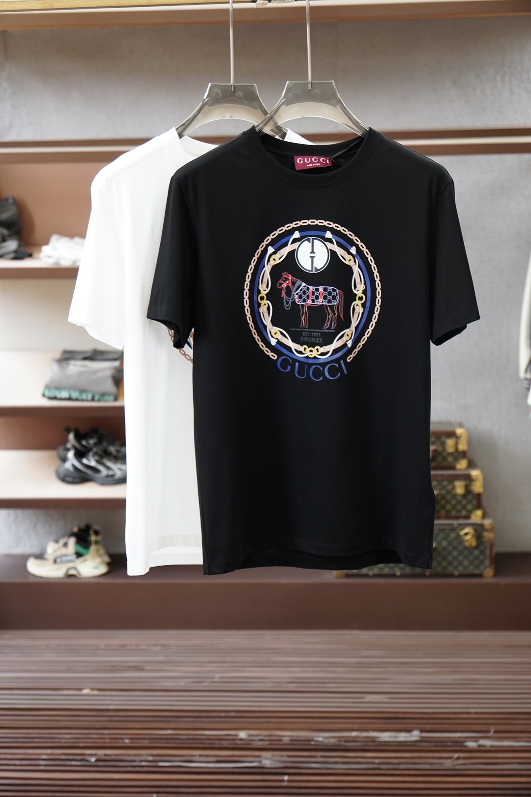 NO:847734,Gucci Gucci/SS26 new spring and summer black flocked printed logo short-sleeved T-shirt, with digital printing on the front and woven label patchwork sewn on the hem to highlight the brand recognition. It is made of high-count and high-density 80-count double-strand mercerized cotton. The upper body is comfortable and breathable, soft, delicate and micro-elastic, high-quality fabric; color black, white  Size S～XXXL (4XL, 5XL can be customized, pure cotton fabric can be customized),, gucci, T-shirt, tees, t-shirt,19860909Gucci古奇/SS26春夏新品黑色植绒印花标识短袖T恤,正面数码印花印花、下摆缝制织唛拼饰,彰显品牌辨识度,采用高支数高密度80支双股丝光棉,上身舒适透气、柔软细腻微弹、高品质面料； 颜色黑色、白色 尺码S～XXXL（可定制4XL、5XL,奕可定制纯棉面料）,,gucci,T-shirt,tees，t-shirt,,Men's clothing