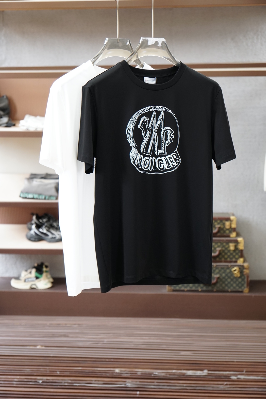 NO:847719,Covered mouth, SS26 new spring and summer black digital printed logo short-sleeved T-shirt, with digital printing on the front and woven label patchwork sewn on the hem to highlight the brand recognition. It is made of high-count and high-density 80-count double-strand mercerized cotton. The upper body is comfortable and breathable, soft, delicate and micro-elastic, high-quality fabric; color black, white  Size S～XXXL (4XL, 5XL can be customized, pure cotton fabric can be customized),,Moncler,T-shirt,tees,t-shirt,19860909蒙口,SS26春夏新品黑色数码印花印花标识短袖T恤,正面数码印花印花、下摆缝制织唛拼饰,彰显品牌辨识度,采用高支数高密度80支双股丝光棉,上身舒适透气、柔软细腻微弹、高品质面料； 颜色黑色、白色 尺码S～XXXL（可定制4XL、5XL,奕可定制纯棉面料）,,Moncler,T-shirt,tees，t-shirt,,Men's clothing