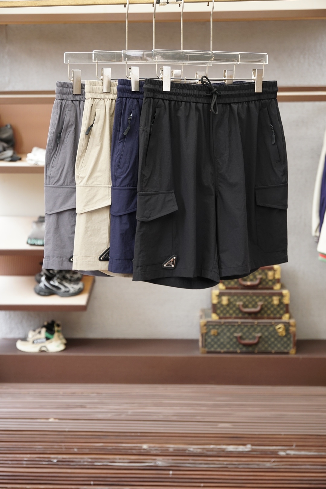 NO:847739,Prada, 2026ss new product launched 6 T men's shorts. High-count double-sided cotton knitted fabrics are selected and treated with special processes to achieve a dual balance of skin-friendly and stiffness; jacquard technology is integrated into the side seams, low-key and unobtrusive; GOLO hardware adopts precision casting and polishing technology, which is wear-resistant and anti-wear, with long-lasting luster. From fabrics to hardware, every aspect is redefined for high-end leisure. Sizes M-3XL,, prada, prada, shorts,19860909Prada普拉达、2026ss新品上线6 T男士短裤 精选高支双面棉针织面料,经特殊工艺处理,实现亲肤与挺括的双重平衡；提花工艺融入侧缝,低调不张扬；GOLO五金件采用精铸抛光工艺,耐磨抗造,光泽持久.从面料到五金,每一处都为高端休闲重新定义.尺码M-3XL,,prada,prada,shorts,,Men's clothing