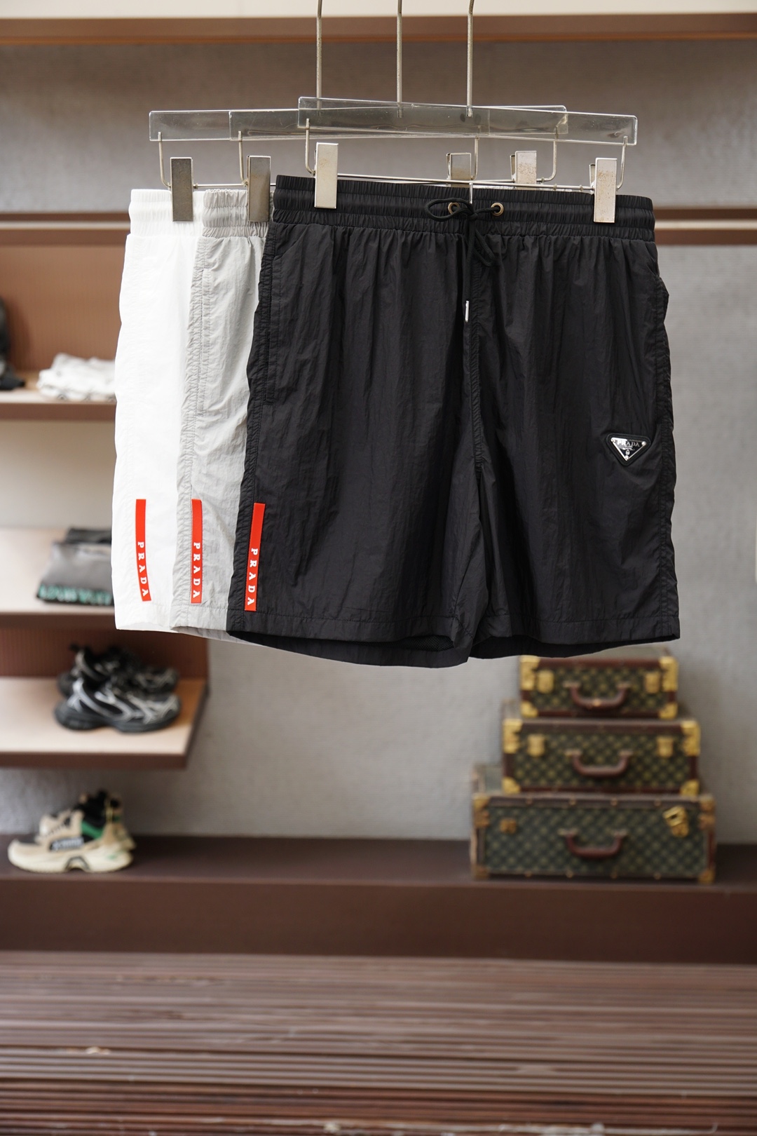 NO:847717,Prada, 2026ss new product launched 6 T men's shorts. Selected high-count ultra-thin polyester fiber is treated with special technology to achieve a dual balance of skin-friendly and stiff; jacquard technology is integrated into the side seams, low-key and unobtrusive; GOLO hardware adopts precision casting and polishing technology, which is wear-resistant and anti-wear, and has a long-lasting luster. From fabrics to hardware, everything is redefined for high-end leisure. Sizes M-3XL,, prada, prada, shorts,19860909Prada普拉达、2026ss新品上线6 T男士短裤 精选高支超薄聚酯纤维经特殊工艺处理,实现亲肤与挺括的双重平衡；提花工艺融入侧缝,低调不张扬；GOLO五金件采用精铸抛光工艺,耐磨抗造,光泽持久.从面料到五金,每一处都为高端休闲重新定义.尺码M-3XL,,prada,prada,shorts,,Men's clothing