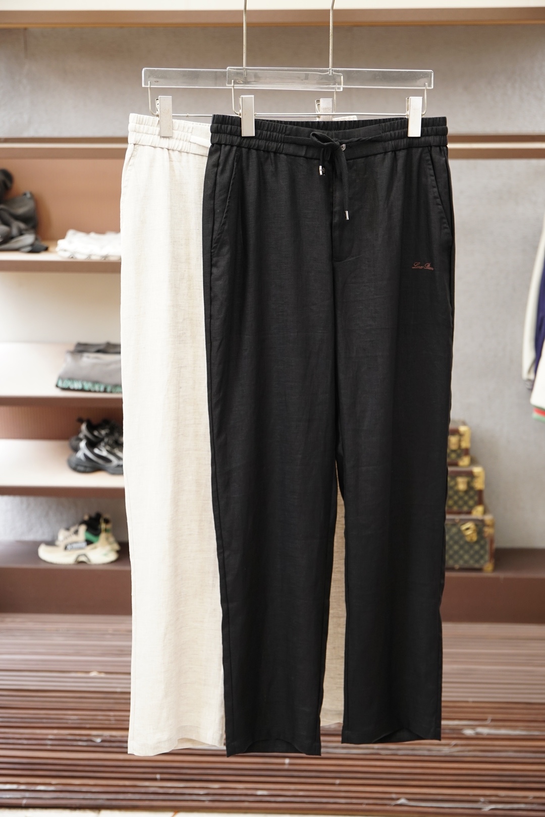 NO:847720,LP/2026 old-fashioned men's boutique casual pants. Ultra-thin linen Tencel fabric imported from Italy, cool and stylish, not easy to wrinkle, the latest upper body version is invincible! You can definitely close your eyes and close your eyes. This pants is very versatile and can be worn for daily work and outdoor sports. It is the perfect combination of fashion and leisure and outdoor sports, so whether you wear it daily or outdoors, it is your best choice. Extremely comfortable. This style is a pair of running casual business pants with an extremely wide range of applications. The color is white and black.  Size M-3XL,, loro piana,19860909LP/2026老前风男士精品休闲裤.意大利进口超薄亚麻天丝面料,凉爽有型,不易起皱,最新款上身版型无敌正!绝对可以闭眼收的一款此款裤子非常百搭,日常上班户外运动都可以穿着,是时尚休闲与户外运动的完美结合,所以无论您平时穿或者户外穿都是您的最佳选择.极致舒适性.此款是一件适用范围极其广泛的跑步休闲商务裤 颜色白黑 尺码M-3XL,,loro piana,,Men's clothing