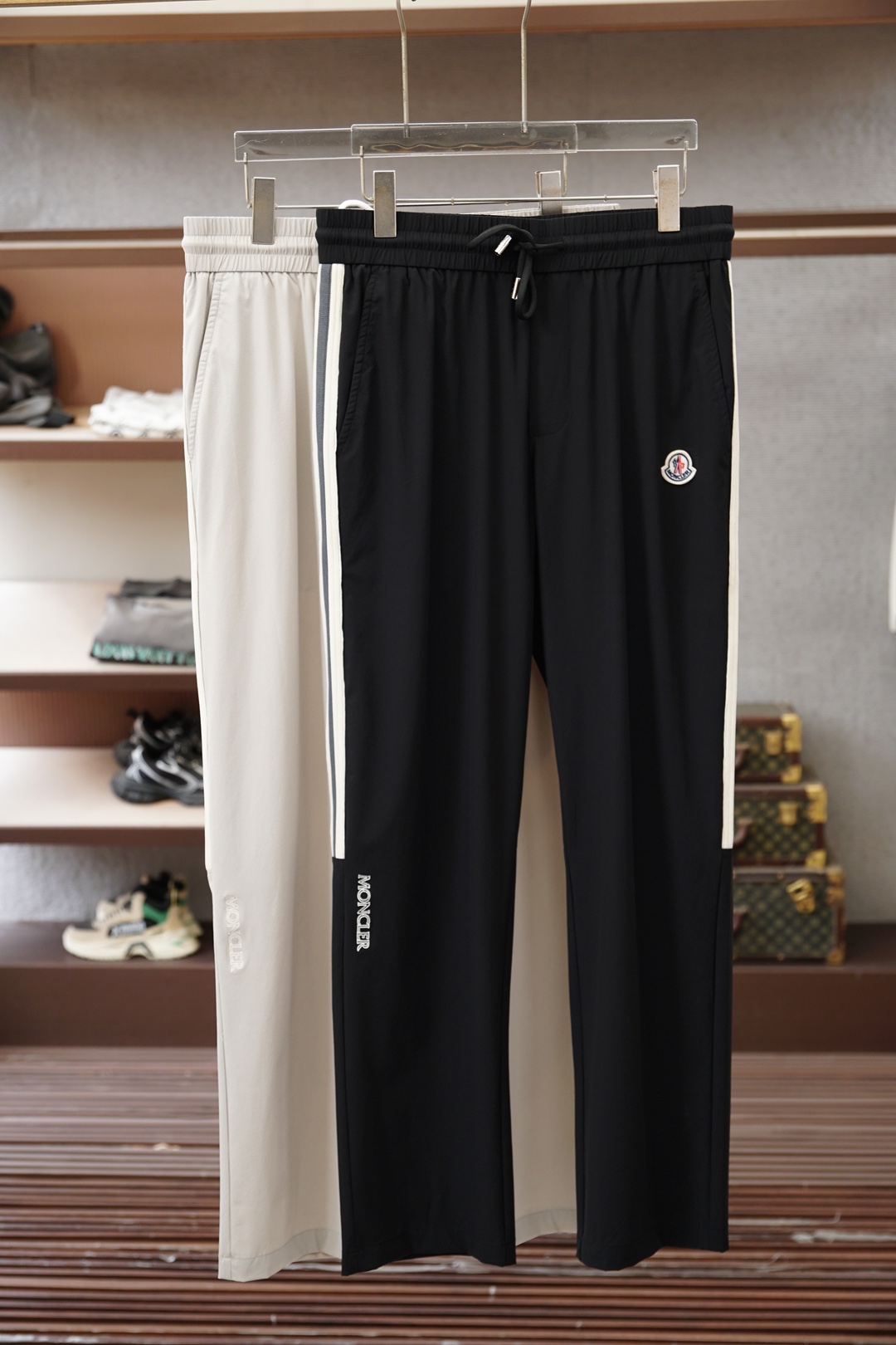 NO:847723,Mengkou/2026 old-fashioned men's boutique casual pants. Ultra-thin stretch cotton fabric imported from Italy, cool and stylish, not easy to wrinkle, the latest upper body version is invincible! You can definitely close your eyes and close your eyes. These pants are very versatile and can be worn for daily work and outdoor sports. They are the perfect combination of fashion and leisure and outdoor sports, so whether you wear them daily or outdoors, they are your best choice. Extremely comfortable. This style is a pair of running casual business pants with an extremely wide range of applications. The color is white and black.  Size M-3XL,,Moncler,19860909蒙口/2026老前风男士精品休闲裤.意大利进口超薄弹力棉面料,凉爽有型,不易起皱,最新款上身版型无敌正!绝对可以闭眼收的一款此款裤子非常百搭,日常上班户外运动都可以穿着,是时尚休闲与户外运动的完美结合,所以无论您平时穿或者户外穿都是您的最佳选择.极致舒适性.此款是一件适用范围极其广泛的跑步休闲商务裤 颜色白黑 尺码M-3XL,,Moncler,,Men's clothing