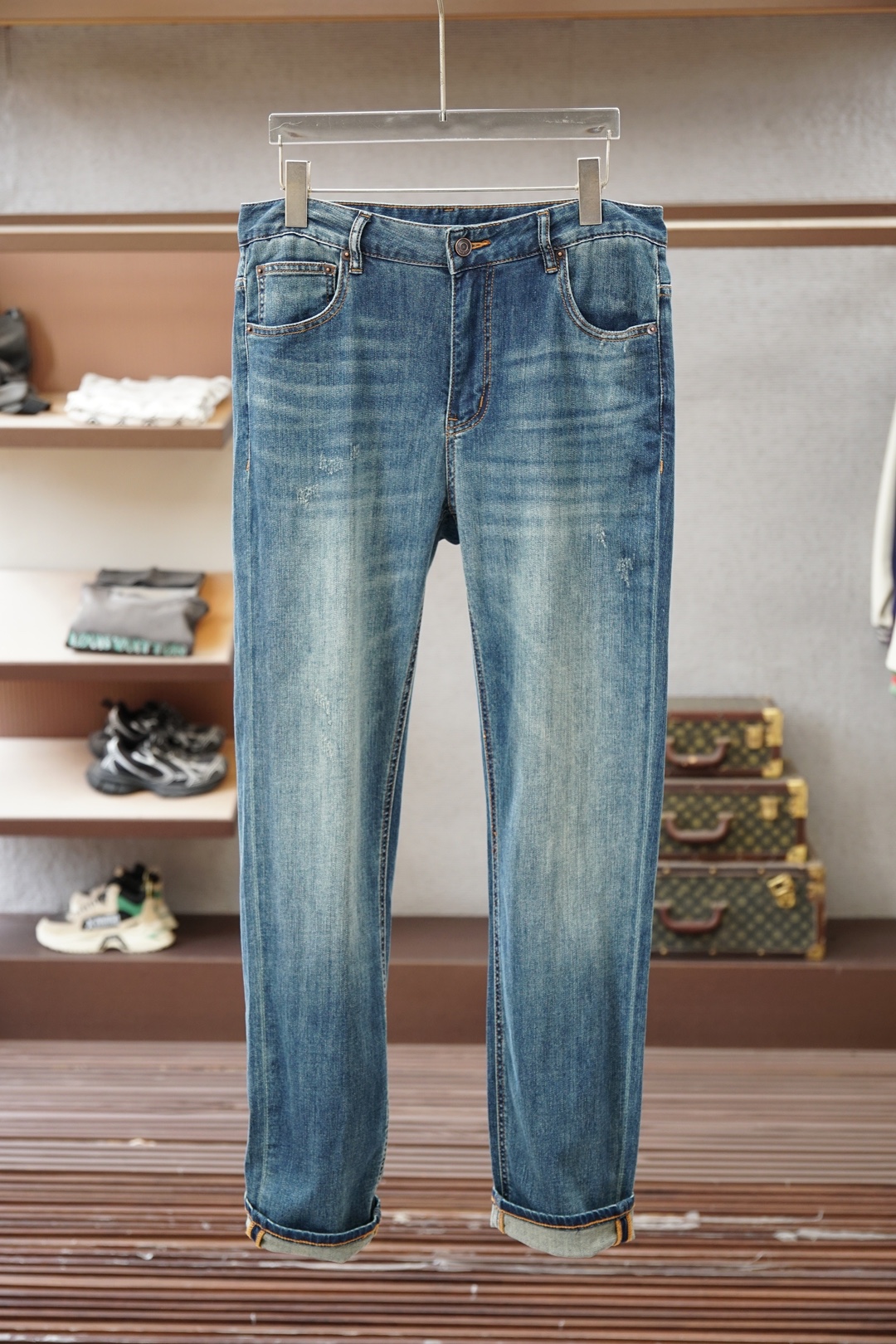 NO:847726,L spring and summer trendy petite jeans are ultra-thin and soft cotton. Full of breathability and comfort. Reproduced from the counter model. If you have quality control details, it is highly recommended to buy this style in summer. These jeans are made of denim cotton. The fabric feels solid and skinny, soft and skin-friendly, slightly elastic, and has no sense of restraint on the upper body. Five-pocket straight-leg pants, and the elegant washed blue color matches well with T-shirts. Simple and pure basic style, invisible zipper closure.  Neatly cut, the trousers with small legs look handsome and elegant!  Size:30.31.32.33.34.35.36.38,,jeans,tees,t-shirt,19860909L春夏潮流偏小脚牛仔裤超薄细柔棉 透气舒适感十足 专柜款复刻 牛货对品控细节有要求的,夏季强烈推荐入手此款 这款牛仔裤采用牛仔棉制作 面料手感扎实有骨感,柔软亲肤,微弹力,上身无束缚感,五口袋的直筒裤型,水洗蓝素雅色调很好搭配T恤单品 简单纯粹的基础款,隐形拉链开合, 利落裁剪,偏小脚裤型穿出帅气优雅！ 尺码:30.31.32.33.34.35.36.38,,jeans,tees，t-shirt,,Men's clothing