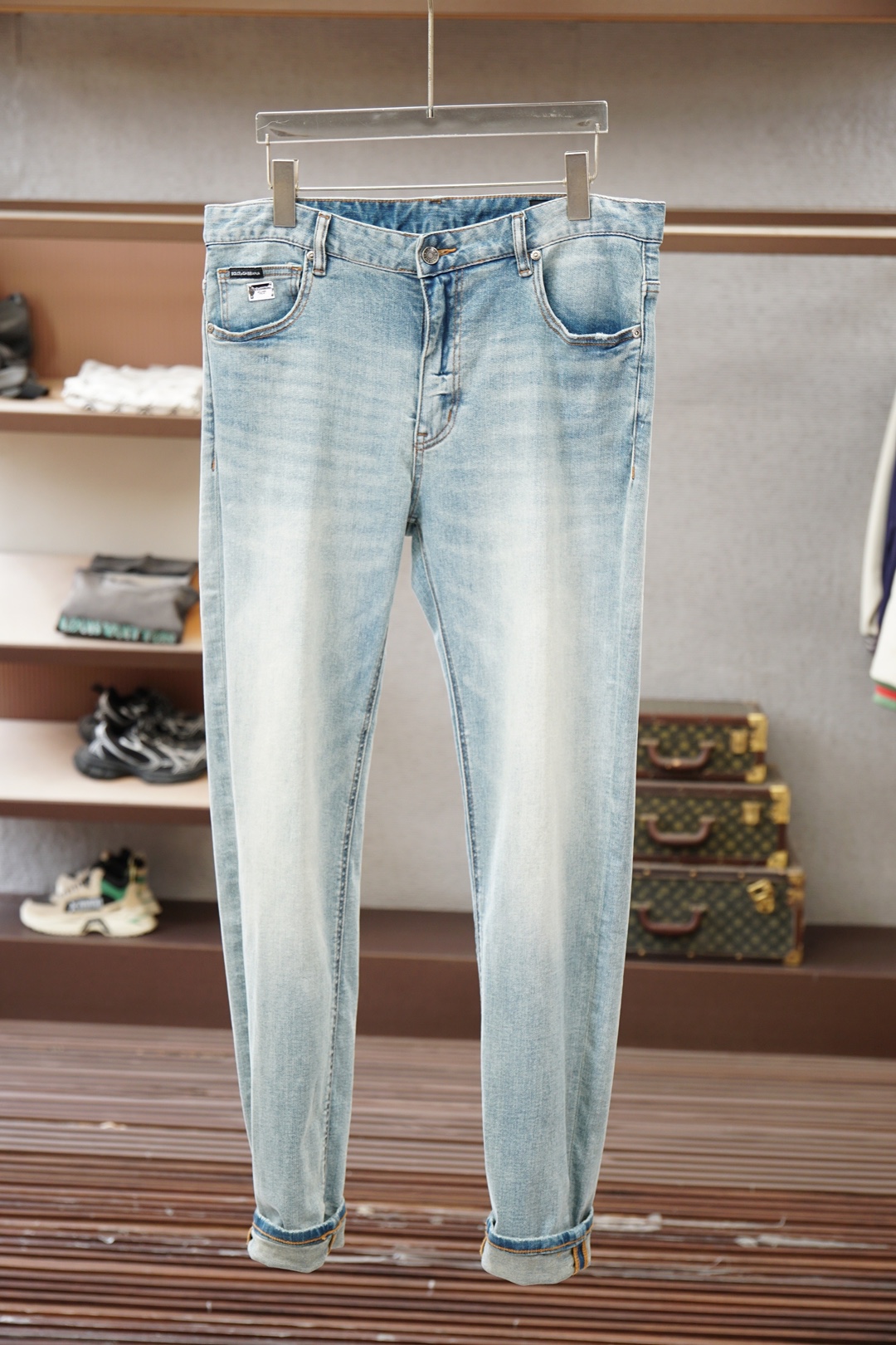 NO:847738,DG-Spring and summer trendy petite jeans are ultra-thin and soft cotton. They are breathable and comfortable. They are reproduced from the counter model. If you have quality control details, it is highly recommended to buy this style in summer. These jeans are made of denim cotton. The fabric feels solid and skinny, soft and skin-friendly, slightly elastic, and has no sense of restraint on the upper body. Five-pocket straight-leg pants, and the elegant washed blue color goes well with T-shirts. Simple and pure basic style, invisible zipper closure.  Neatly cut, the trousers with small legs look handsome and elegant!  Size:30.31.32.33.34.35.36.38,,jeans,tees,t-shirt,19860909DG-春夏潮流偏小脚牛仔裤超薄细柔棉 透气舒适感十足 专柜款复刻 牛货对品控细节有要求的,夏季强烈推荐入手此款 这款牛仔裤采用牛仔棉制作 面料手感扎实有骨感,柔软亲肤,微弹力,上身无束缚感,五口袋的直筒裤型,水洗蓝素雅色调很好搭配T恤单品 简单纯粹的基础款,隐形拉链开合, 利落裁剪,偏小脚裤型穿出帅气优雅！ 尺码:30.31.32.33.34.35.36.38,,jeans,tees，t-shirt,,Men's clothing