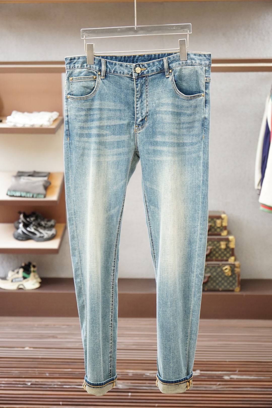 NO:847735,Lv Louis Vuitton/Spring and summer trendy small-leg jeans are ultra-thin and soft cotton. They are breathable and comfortable. They are replicas of the counter model. For those who have requirements for quality control details, this style is highly recommended for summer. These jeans are made of denim cotton. The fabric feels solid and boney, soft and skin-friendly, slightly elastic, and has no sense of restraint on the upper body. It is straight-leg with five pockets. The washed blue elegant tone goes well with T-shirts. Simple and pure basic style, invisible zipper closure.  Neatly cut, the trousers with small legs look handsome and elegant!  Size:30.31.32.33.34.35.36.38,,louis vuitton,louis vuitton,jeans,tees,t-shirt,19860909Lv 路易威登/春夏潮流偏小脚牛仔裤超薄细柔棉 透气舒适感十足 专柜款复刻 牛货对品控细节有要求的,夏季强烈推荐入手此款 这款牛仔裤采用牛仔棉制作 面料手感扎实有骨感,柔软亲肤,微弹力,上身无束缚感,五口袋的直筒裤型,水洗蓝素雅色调很好搭配T恤单品 简单纯粹的基础款,隐形拉链开合, 利落裁剪,偏小脚裤型穿出帅气优雅！ 尺码:30.31.32.33.34.35.36.38,,louis vuitton,louis vuitton,jeans,tees，t-shirt,,Men's clothing