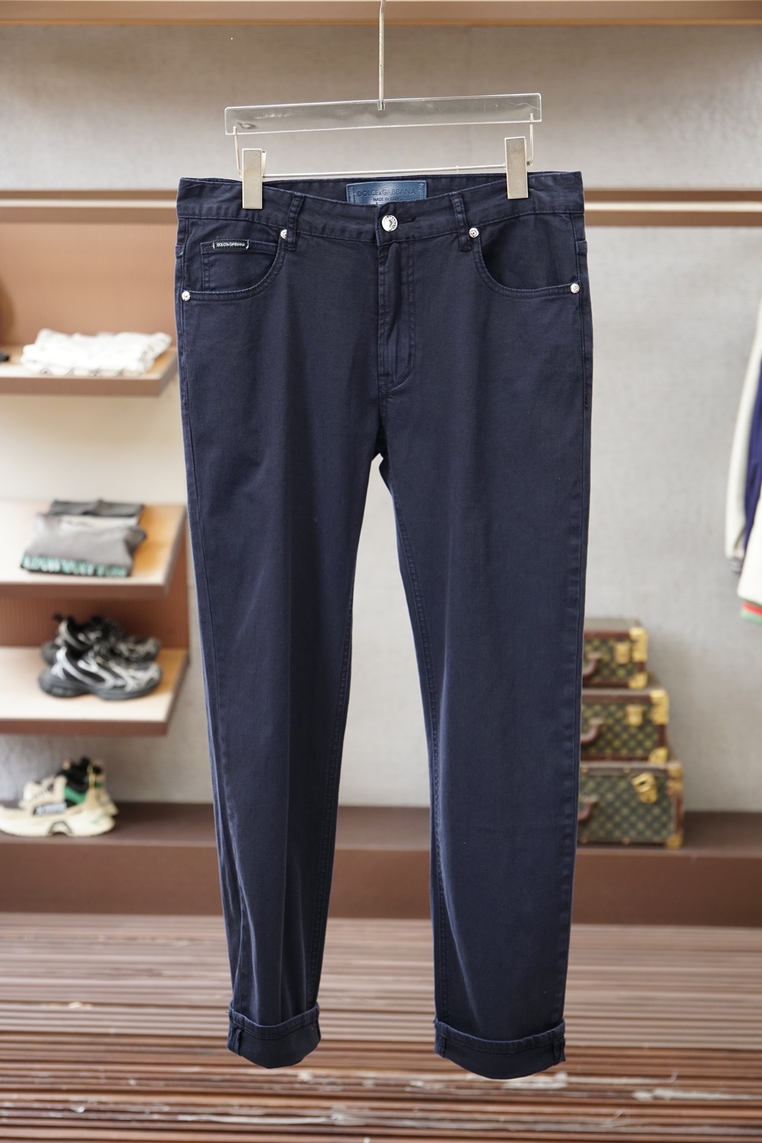 NO:847732,DG/Spring and summer trendy petite jeans are ultra-thin and soft cotton. They are very breathable and comfortable. They are reproduced from the counter model. If you have quality control details, it is highly recommended to buy this style in summer. These jeans are made of denim cotton. The fabric feels solid and skinny, soft and skin-friendly, slightly elastic, and has no sense of restraint on the upper body. It is straight-legged with five pockets. The elegant washed blue color goes well with T-shirts. Simple and pure basic style, invisible zipper closure.  Neatly cut, the trousers with small legs look handsome and elegant!  Size:30.31.32.33.34.35.36.38,,jeans,tees,t-shirt,19860909DG/春夏潮流偏小脚牛仔裤超薄细柔棉 透气舒适感十足 专柜款复刻 牛货对品控细节有要求的,夏季强烈推荐入手此款 这款牛仔裤采用牛仔棉制作 面料手感扎实有骨感,柔软亲肤,微弹力,上身无束缚感,五口袋的直筒裤型,水洗蓝素雅色调很好搭配T恤单品 简单纯粹的基础款,隐形拉链开合, 利落裁剪,偏小脚裤型穿出帅气优雅！ 尺码:30.31.32.33.34.35.36.38,,jeans,tees，t-shirt,,Men's clothing