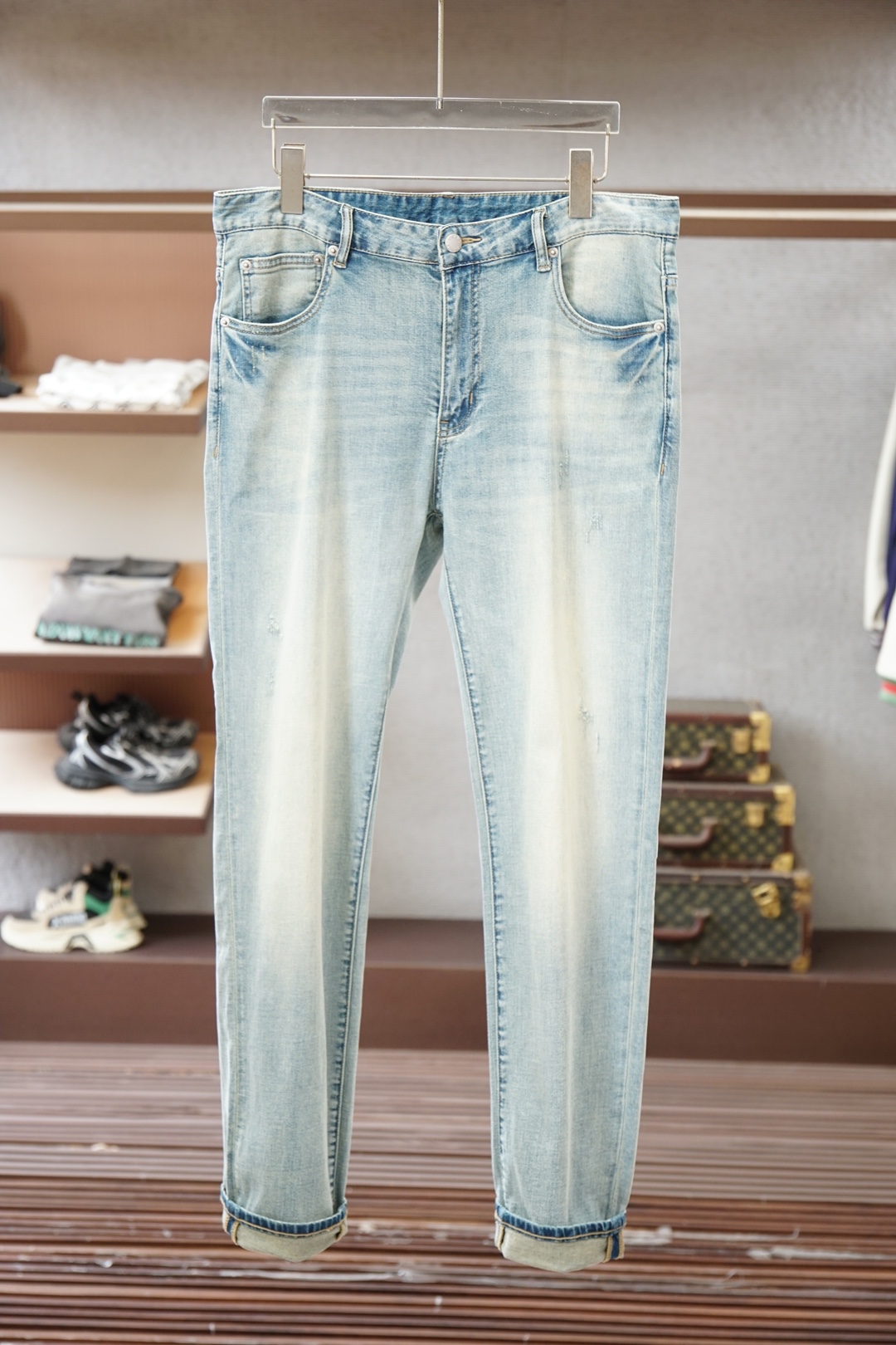 NO:847729,Prada/2026 spring and summer trendy small-leg jeans are ultra-thin and soft cotton. They are breathable and comfortable. They are replicas of the counter model. If you have quality control details, it is highly recommended to buy this style in summer. These jeans are made of denim cotton. The fabric feels solid and skinny, soft and skin-friendly, slightly elastic, and has no sense of restraint on the upper body. Five-pocket straight-leg pants, and the washed blue elegant color goes well with T-shirts. Simple and pure basic style, invisible zipper closure.  Neatly cut, the trousers with small legs look handsome and elegant!  Size:30.31.32.33.34.35.36.38,,prada,prada,jeans,tees,t-shirt,19860909Prada普拉达/2026春夏潮流偏小脚牛仔裤超薄细柔棉 透气舒适感十足 专柜款复刻 牛货对品控细节有要求的,夏季强烈推荐入手此款 这款牛仔裤采用牛仔棉制作 面料手感扎实有骨感,柔软亲肤,微弹力,上身无束缚感,五口袋的直筒裤型,水洗蓝素雅色调很好搭配T恤单品 简单纯粹的基础款,隐形拉链开合, 利落裁剪,偏小脚裤型穿出帅气优雅！ 尺码:30.31.32.33.34.35.36.38,,prada,prada,jeans,tees，t-shirt,,Men's clothing