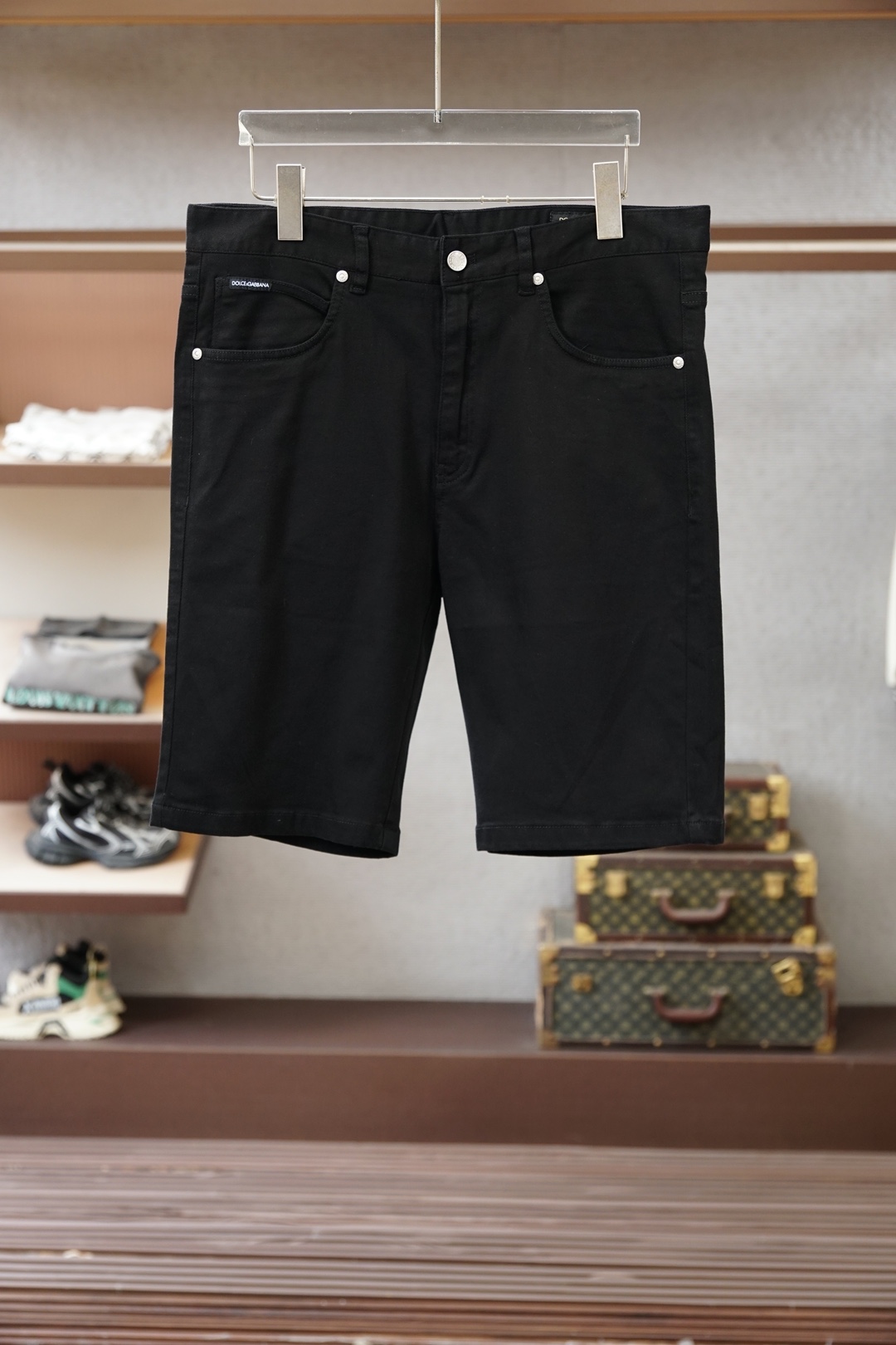 NO:847736,DG/2026 ultra-thin, simple, high-end, light luxury style denim shorts, cut-out design for men, all-match business jeans for commuting. Simple but not simple. Symbolizing comfort and elegance!  !  Full of style. Super stylish, simple and comfortable!  It feels gentle and delicate, and the thickness is also designed to be thin for spring and summer. It is super soft and breathable, just suitable for this season. It is very high-end, rich in design, and the upper body effect is great!  Produced by the original factory, recommended for the first time in the industry, a good product that every brother should configure!  Recommended product sizes are 29-38, shorts, jeans,19860909DG/2026超薄款简约高端轻奢范牛仔短裤,版型裁剪设计男士通勤百搭商务牛仔裤 简约不简单.象征着舒适、优雅！！十足腔调.超有型,简洁舒适！手感温和、触感细腻,厚度也为春夏薄款设计,超柔和透气,正适合这个时节,非常高档,及其富有设计感,上身效果非常棒！原厂代工出品,业内首发推荐,每个兄弟都应该配置的好货！ 单品尺码推荐29-38,,shorts,jeans,,Men's clothing