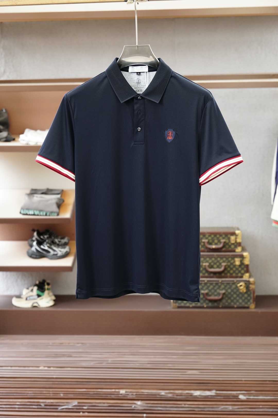 NO:849170,BC/2026ss new product launched, classic refreshed high-end pique Polo shirt  The fabric is made of black technology, giving you a comfortable and luxurious feeling. It is made of double-sided pique mesh fabric, with a three-dimensional pique texture intertwined with warp and weft. It has a breathable mesh structure. It can keep your skin dry at all times when wearing it in summer, saying goodbye to stuffiness and stickiness; the double-sided weaving process makes the fabric more stiff and wear-resistant.  , it is not easy to deform after long-term wear, and it is neat and stylish when worn casually. It is anti-wrinkle and easy to care for, and is the best choice for business trips. The classic Polo collar is matched with contrasting striped piping, and the neat lines outline the neck outline, giving a full sense of business formality; the left chest is exquisitely embroidered with logo  , low-key to highlight the brand style, unobtrusive yet self-recognizable; whether worn alone for casual daily use, or worn with a suit to interpret business elite style, it can easily hold up in various scenarios. From fabric selection to tailoring and sewing, every process follows the production of famous brands  Standard, three-dimensional tailoring fits the body shape without being tight, taking into account comfort and aesthetics. The fusion of double-sided pique texture and classic design makes this Polo shirt not only a piece of clothing, but also a business card of your taste. Sizes M-3XL,,business  suit,19860909BC/2026ss新品上线 经典焕新高端珠地Polo衫 面料黑科技,穿出来的舒适奢感,采用双面珠地网眼面料打造,经纬交织的立体珠地肌理,自带透气网孔结构,夏日穿着时刻保持肌肤干爽,告别闷热黏腻；双面织造工艺让面料更挺括耐磨,久穿不易变形,随手一搭都是利落型格,抗皱易打理的特性,更是商旅出行的不二之选.经典Polo领搭配撞色条纹滚边,利落线条勾勒颈部轮廓,商务正式感拉满；左胸精致刺绣标识,低调彰显品牌格调,不张扬却自带辨识度；无论是单穿打造休闲日常,还是内搭西装诠释商务精英范,都能轻松hold住各种场景.从面料甄选到剪裁缝制,每一道工序都遵循大牌制作标准,立体剪裁贴合身形不紧绷,兼顾舒适与版型美感.双面珠地的质感与经典设计的融合,让这件Polo衫不止是一件服饰,更是你的品位名片.尺码M-3XL,,business suit,,Men's clothing