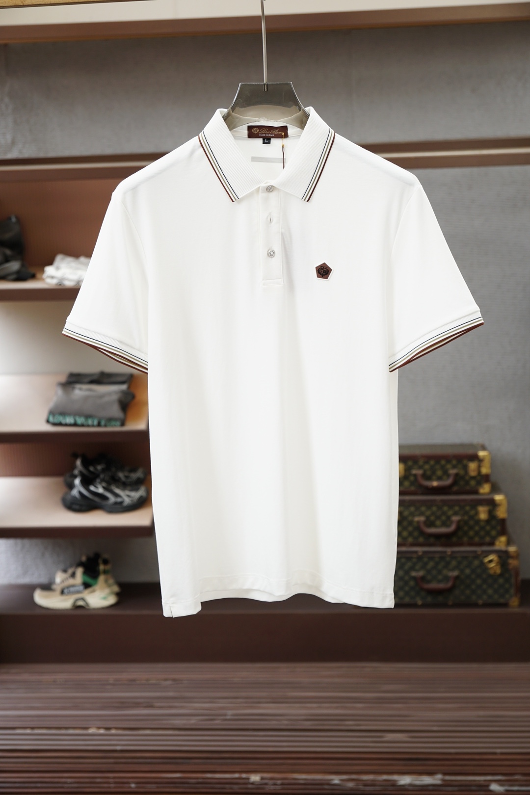 NO:849135,LP-2026ss new product launched, classic refreshed high-end pique Polo shirt  The fabric is made of black technology and feels comfortable and luxurious when worn. It is made of double-sided piqué mesh fabric, with a three-dimensional piqué texture intertwined with warp and weft. It has a breathable mesh structure. It can keep your skin dry at all times when wearing it in summer, saying goodbye to stuffiness and stickiness; the double-sided weaving process makes the fabric more stiff and durable.  It wears well and is not easily deformed after being worn for a long time. It is neat and stylish when worn casually. It is anti-wrinkle and easy to care for, making it the best choice for business trips. The classic Polo collar is matched with contrasting striped piping, and the neat lines outline the neck contour, giving a full sense of business formality; the left chest is exquisitely embroidered  The logo is low-key to highlight the brand style, unobtrusive but self-recognizable; whether worn alone for casual daily use, or worn under a suit to interpret business elite style, it can easily hold up in various scenarios. From fabric selection to tailoring and sewing, every process follows the general guidelines  Brand production standards, three-dimensional tailoring to fit the body shape without being tight, taking into account comfort and aesthetics. The fusion of double-sided pique texture and classic design makes this Polo shirt not only a piece of clothing, but also a business card of your taste. Sizes M-3XL, loro  piana,business suit,19860909LP-2026ss新品上线 经典焕新高端珠地Polo衫 面料黑科技,穿出来的舒适奢感,采用双面珠地网眼面料打造,经纬交织的立体珠地肌理,自带透气网孔结构,夏日穿着时刻保持肌肤干爽,告别闷热黏腻；双面织造工艺让面料更挺括耐磨,久穿不易变形,随手一搭都是利落型格,抗皱易打理的特性,更是商旅出行的不二之选.经典Polo领搭配撞色条纹滚边,利落线条勾勒颈部轮廓,商务正式感拉满；左胸精致刺绣标识,低调彰显品牌格调,不张扬却自带辨识度；无论是单穿打造休闲日常,还是内搭西装诠释商务精英范,都能轻松hold住各种场景.从面料甄选到剪裁缝制,每一道工序都遵循大牌制作标准,立体剪裁贴合身形不紧绷,兼顾舒适与版型美感.双面珠地的质感与经典设计的融合,让这件Polo衫不止是一件服饰,更是你的品位名片.尺码M-3XL,,loro piana,business suit,,Men's clothing