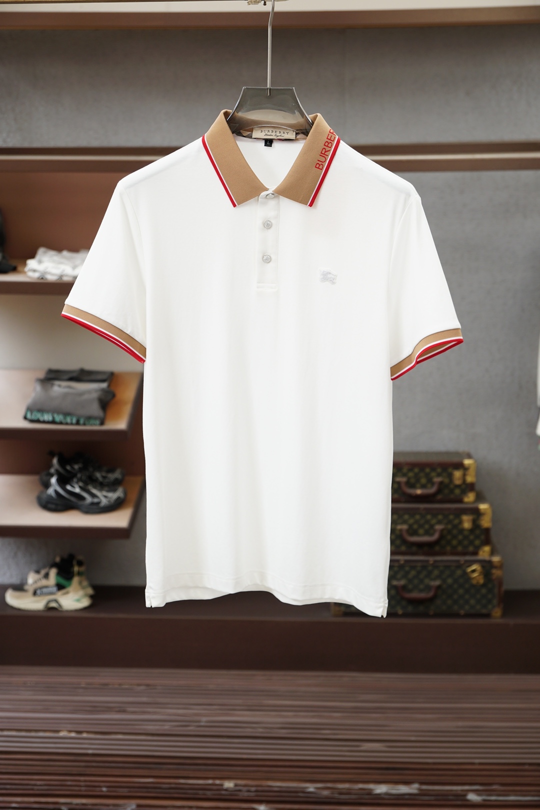 NO:849152,BBR Burberry/2026ss new product launched, classic refreshed high-end pique Polo shirt  The fabric is made of black technology and feels comfortable and luxurious when worn. It is made of double-sided piqué mesh fabric, with a three-dimensional piqué texture intertwined with warp and weft. It has a breathable mesh structure. It can keep your skin dry at all times when wearing it in summer, saying goodbye to stuffiness and stickiness. The double-sided weaving process makes the fabric more stiff, wear-resistant and long-lasting.  It is not easy to deform when worn, and it is neat and stylish when worn casually. It is anti-wrinkle and easy to take care of, making it the best choice for business trips. The classic Polo collar is matched with contrasting striped piping, and the neat lines outline the neck outline, giving a full sense of business formality; the exquisite embroidered logo on the left chest is low-key and elegant.  It shows the brand style, is not ostentatious but has its own recognition; whether it is worn alone to create a casual everyday, or worn with a suit to interpret the business elite style, it can easily hold up in various scenes. From fabric selection to cutting and sewing, every process follows the production standards of big brands, and the three-dimensional cutting  It is cut to fit the body shape without being tight, taking into account comfort and aesthetics. The fusion of double-sided pique texture and classic design makes this Polo shirt not only a piece of clothing, but also a business card of your taste. Sizes M-3XL, burberry, business  suit,19860909BBR巴宝莉/2026ss新品上线 经典焕新高端珠地Polo衫 面料黑科技,穿出来的舒适奢感,采用双面珠地网眼面料打造,经纬交织的立体珠地肌理,自带透气网孔结构,夏日穿着时刻保持肌肤干爽,告别闷热黏腻；双面织造工艺让面料更挺括耐磨,久穿不易变形,随手一搭都是利落型格,抗皱易打理的特性,更是商旅出行的不二之选.经典Polo领搭配撞色条纹滚边,利落线条勾勒颈部轮廓,商务正式感拉满；左胸精致刺绣标识,低调彰显品牌格调,不张扬却自带辨识度；无论是单穿打造休闲日常,还是内搭西装诠释商务精英范,都能轻松hold住各种场景.从面料甄选到剪裁缝制,每一道工序都遵循大牌制作标准,立体剪裁贴合身形不紧绷,兼顾舒适与版型美感.双面珠地的质感与经典设计的融合,让这件Polo衫不止是一件服饰,更是你的品位名片.尺码M-3XL,,burberry,business suit,,Men's clothing