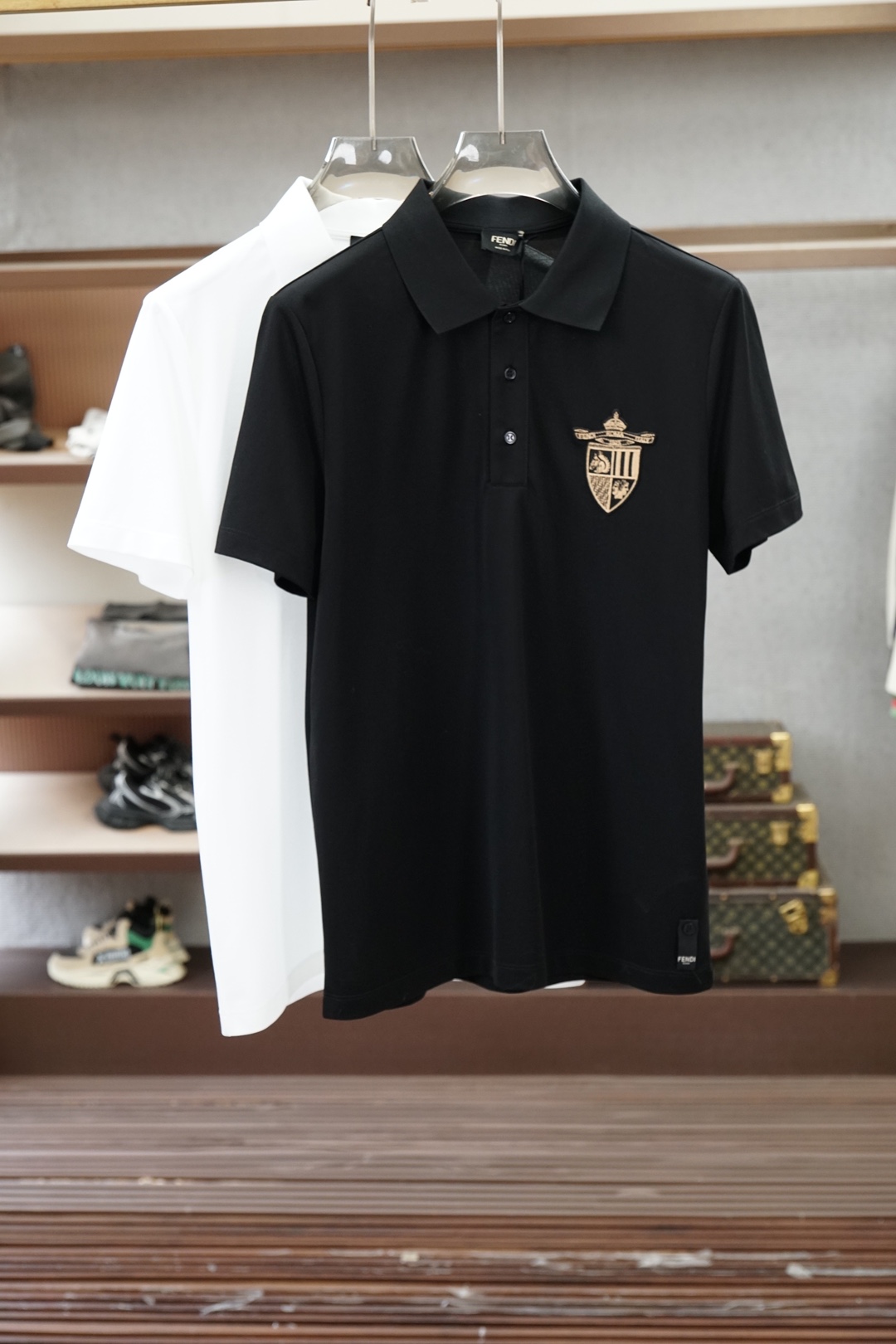 NO:849139,Fendi Fendi/SS26 spring and summer brand letter & iconic letter embroidered logo Polo shirt is presented in the simplest form, reflecting business or casual elegance. It is made of 80-count double-strand mercerized pique cotton fabric, which has bright luster, good wrinkle resistance, comfortable and breathable upper body, high-quality fabric; color black, white card size M-XXXL,,fendi,fendi,19860909Fendi芬迪/SS26春夏品牌字母&标志性字母刺绣标识Polo衫,以最简约的形式呈现,体现商务或休闲雅致风格,采用80支双股丝光珠地棉面料,光泽明亮抗皱性佳、上身舒适透气、高品质面料； 颜色黑色、白色卡 尺码M-XXXL,,fendi,fendi,,Men's clothing