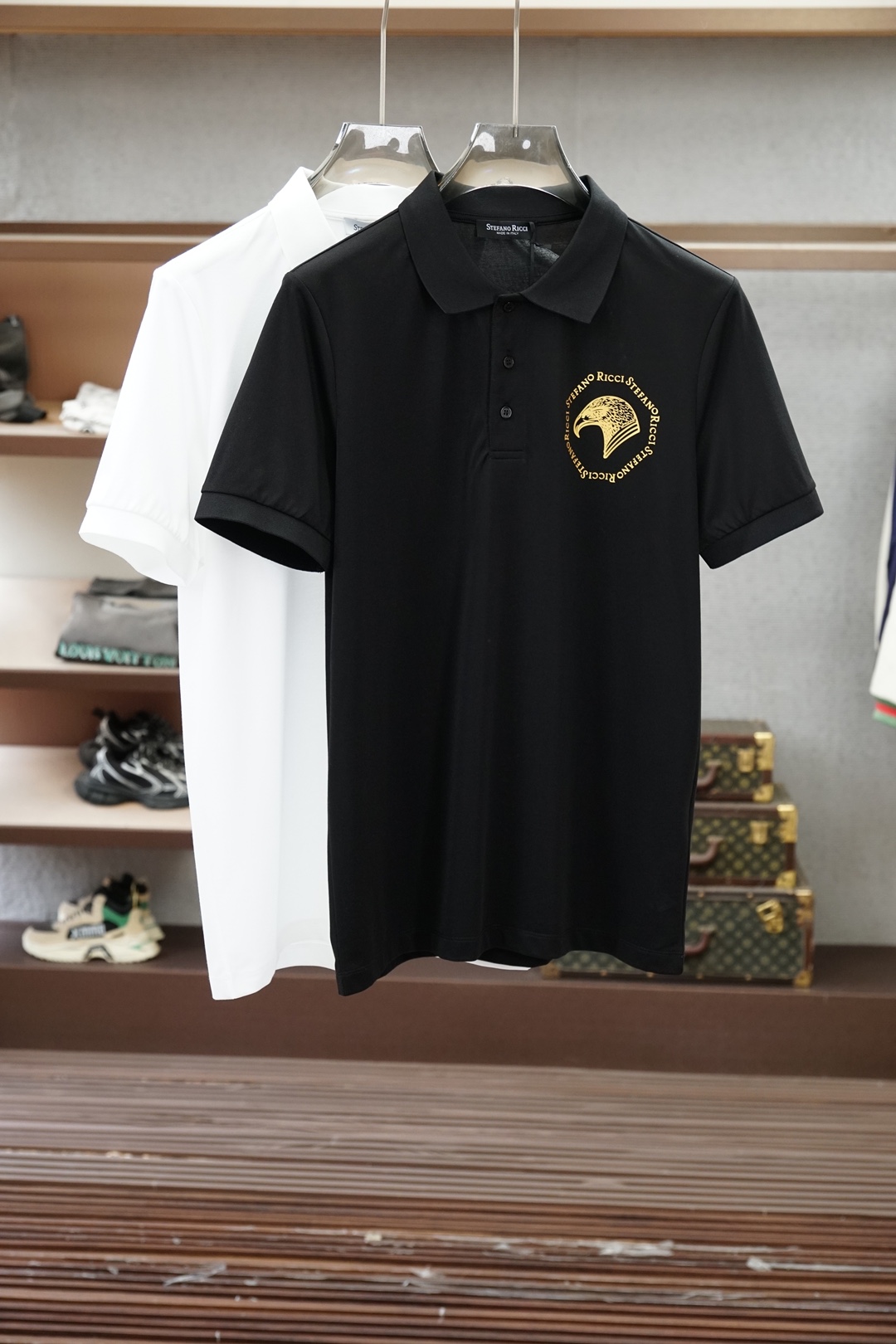 NO:849141,Stephen/SS26 spring and summer brand letter & iconic letter embroidery logo polo shirt, presented in the simplest form, embodying business or casual elegance, made of 80-count double-strand mercerized pique cotton fabric, with bright luster, good wrinkle resistance, comfortable and breathable upper body, high-quality fabric; color black, white card size M-XXXL,,19860909史蒂芬/SS26春夏品牌字母&标志性字母刺绣标识Polo衫,以最简约的形式呈现,体现商务或休闲雅致风格,采用80支双股丝光珠地棉面料,光泽明亮抗皱性佳、上身舒适透气、高品质面料； 颜色黑色、白色卡 尺码M-XXXL,,,Men's clothing