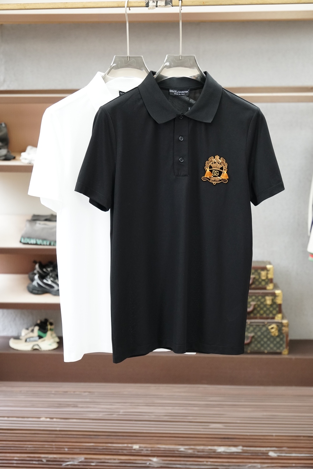 NO:849143,DGSS26 spring and summer Polo is presented in the simplest form, reflecting the elegant style of business or leisure. It is made of 80-count double-strand mercerized pearl cotton fabric, which has bright luster, good wrinkle resistance, comfortable and breathable upper body, and high-quality fabric; color black, white card size M-XXXL,,19860909DGSS26春夏Polo,以最简约的形式呈现,体现商务或休闲雅致风格,采用80支双股丝光珠地棉面料,光泽明亮抗皱性佳、上身舒适透气、高品质面料； 颜色黑色、白色卡 尺码M-XXXL,,,Men's clothing