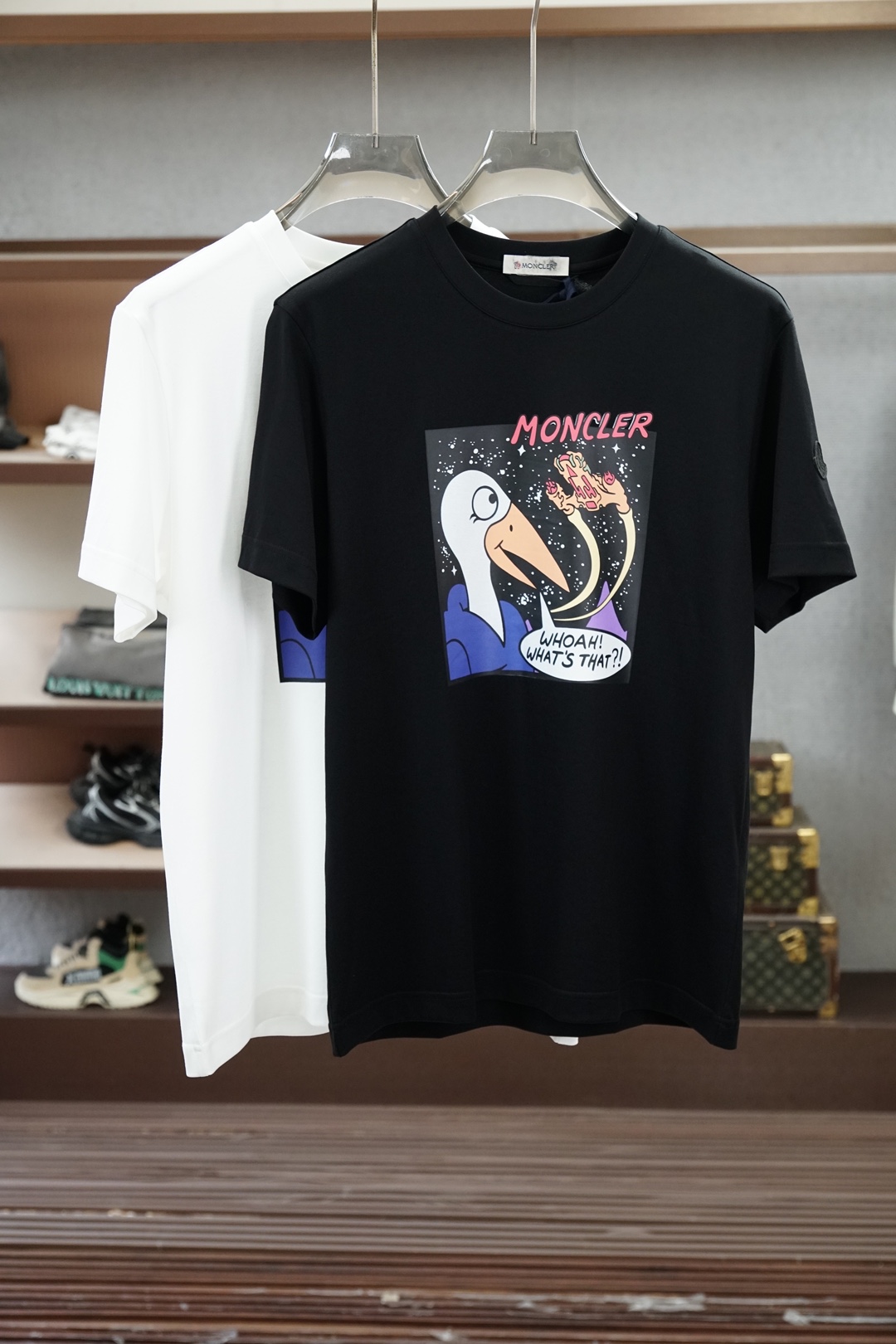 NO:914765,MONCLER 2026 Spring and Summer New Printed Short Sleeves MONCLER's short-sleeved fabric is made of Xinjiang long-staple cotton. The fiber length and strength are far superior to ordinary cotton. The fabric is anti-pilling, anti-stretching, and breathable and sweat-absorbent, making it suitable for summer wear. The woven fabric has both softness and stiffness, and is not too thin. At the same time, it retains the 'silky smooth' touch of long-staple cotton and is highly skin-friendly.  The MONCLER brand's personalized printed pattern and the brand's personalized design letter logo on the chest of this T-shirt highlight the brand's trendy personality charm. The brand's classic smooth-color wool logo is sewn on the cuffs as an embellishment. With a high-density ribbed collar, it is washable and anti-loosening. It is definitely your best choice for summer wear. The overall low-key yet design ingenuity. Size 48 50 52 54 56 Color black white, Moncler, T-shirt, tees, t-shirt,19860909蒙口/MONCLER2026春夏新款印花短袖 MONCLER这款短袖面料采用新疆长绒棉,纤维长度和强度远超普通棉,面料抗起球、抗拉伸,且透气吸汗,适合夏季穿着.织出的面料兼具柔软度与挺括感,不会过于单薄,同时保留长绒棉“丝绸般顺滑”的触感,亲肤性强. 这款T恤胸前的MONCLER品牌个性印刷图案和品牌个性设计字母logo,彰显品牌潮流个性魅力,袖口缝制上品牌经典顺色羊毛标作为点缀.加上高密度罗纹领口,耐洗防松懈,绝对是你夏日穿搭的不二之选.整体低调又不失设计巧思.  码数48 50 52 54 56 颜色黑色 白色,,Moncler,T-shirt,tees，t-shirt,,Men's clothing