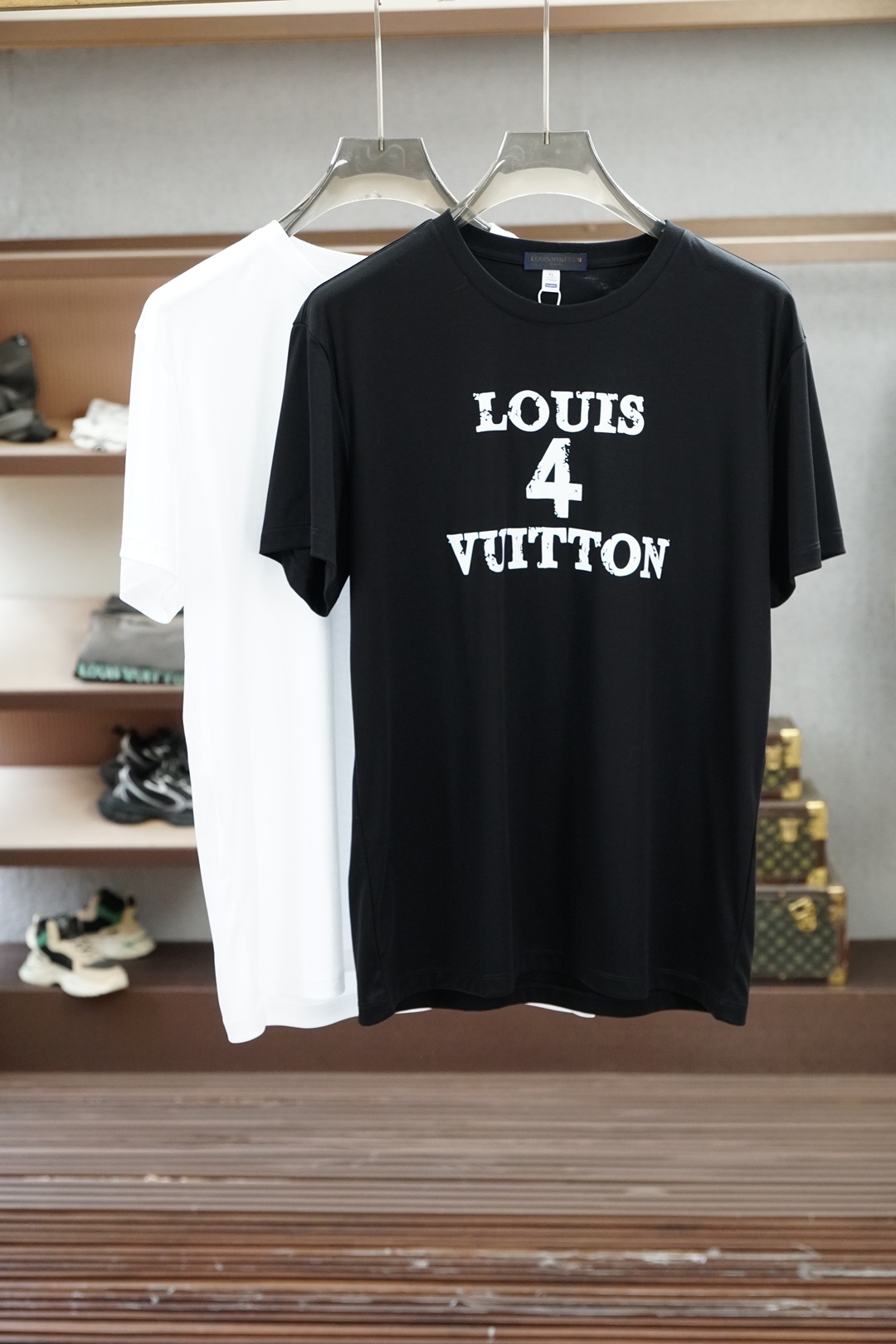 NO:849158,LV Louis Vuitton/-SS26 spring and summer new products, the latest 1.1 model on the official website, digital printing on the chest expresses a unique charm. Made of high-count and high-density Pima cotton, the upper body is comfortable and breathable, soft, delicate and micro-elastic, high-quality fabric; color black, white, size M-3XL,, louis vuitton, louis vuitton,19860909Lv 路易威登/-SS26春夏新品 官网1.1最新款,胸前数码印花尽释别样风韵.选用高支数高密度皮马棉,上身舒适透气、柔软细腻微弹、高品质面料； 颜色黑色、白色 尺码M-3XL,,louis vuitton,louis vuitton,,Men's clothing