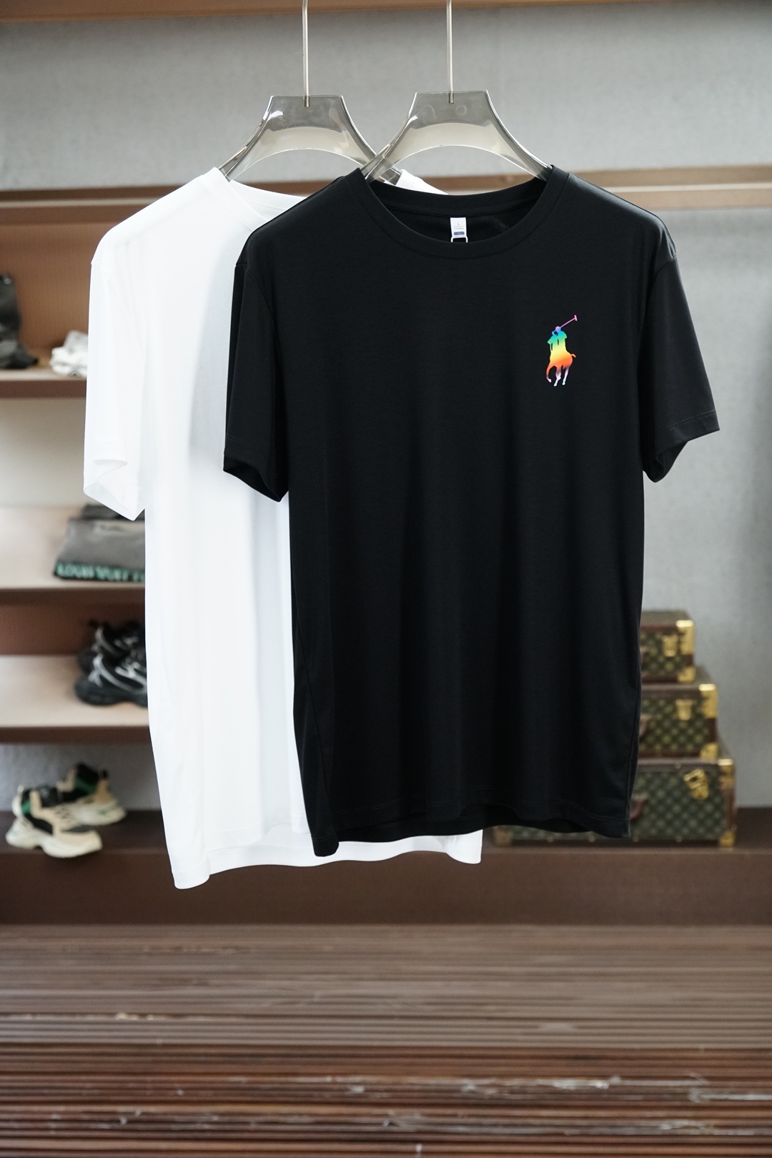 NO:849175,Polo/Ralph Lauren - SS26 spring and summer new product, the latest 1.1 model on the official website, digital printing on the chest expresses a unique charm. Made of high-count and high-density Pima cotton, the upper body is comfortable and breathable, soft, delicate and micro-elastic, high-quality fabric; color black, white, size M-3XL,,19860909Polo/拉夫劳伦 -SS26春夏新品 官网1.1最新款,胸前数码印花尽释别样风韵.选用高支数高密度皮马棉,上身舒适透气、柔软细腻微弹、高品质面料； 颜色黑色、白色 尺码M-3XL,,,Men's clothing